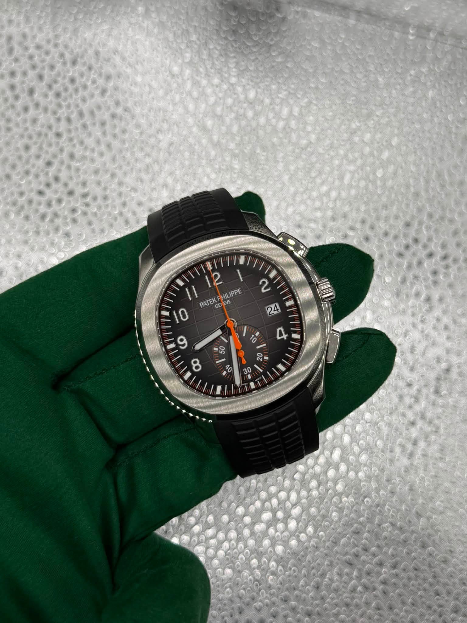 May be an image of wrist watch and text that says '2 LIPPE PATEK 2 10 24 / 10 M '