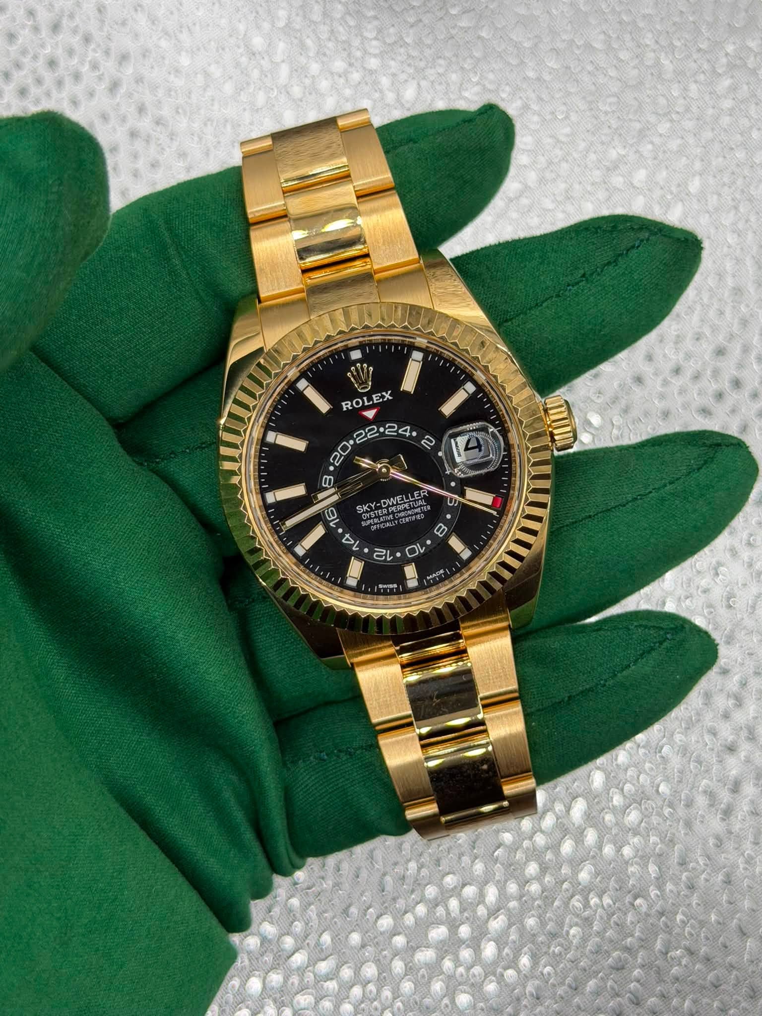 May be an image of wrist watch and text that says '- RO ROLEX EX D CINE 00 3 ό ر'