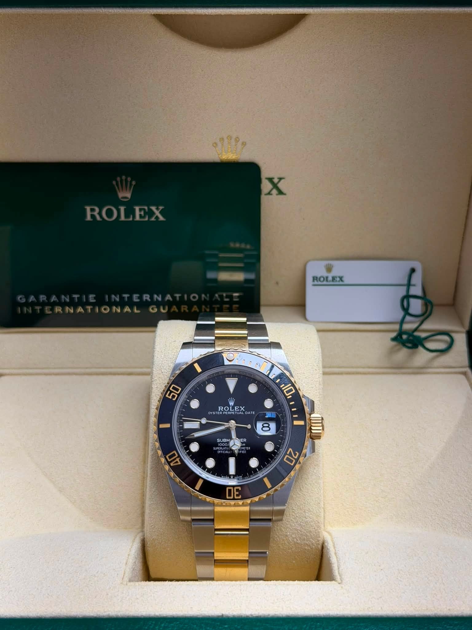 May be an image of wrist watch and text that says 'ROLEX X ROLEX 50 W ROLE 10 1 8 กาท 20 I ה1'