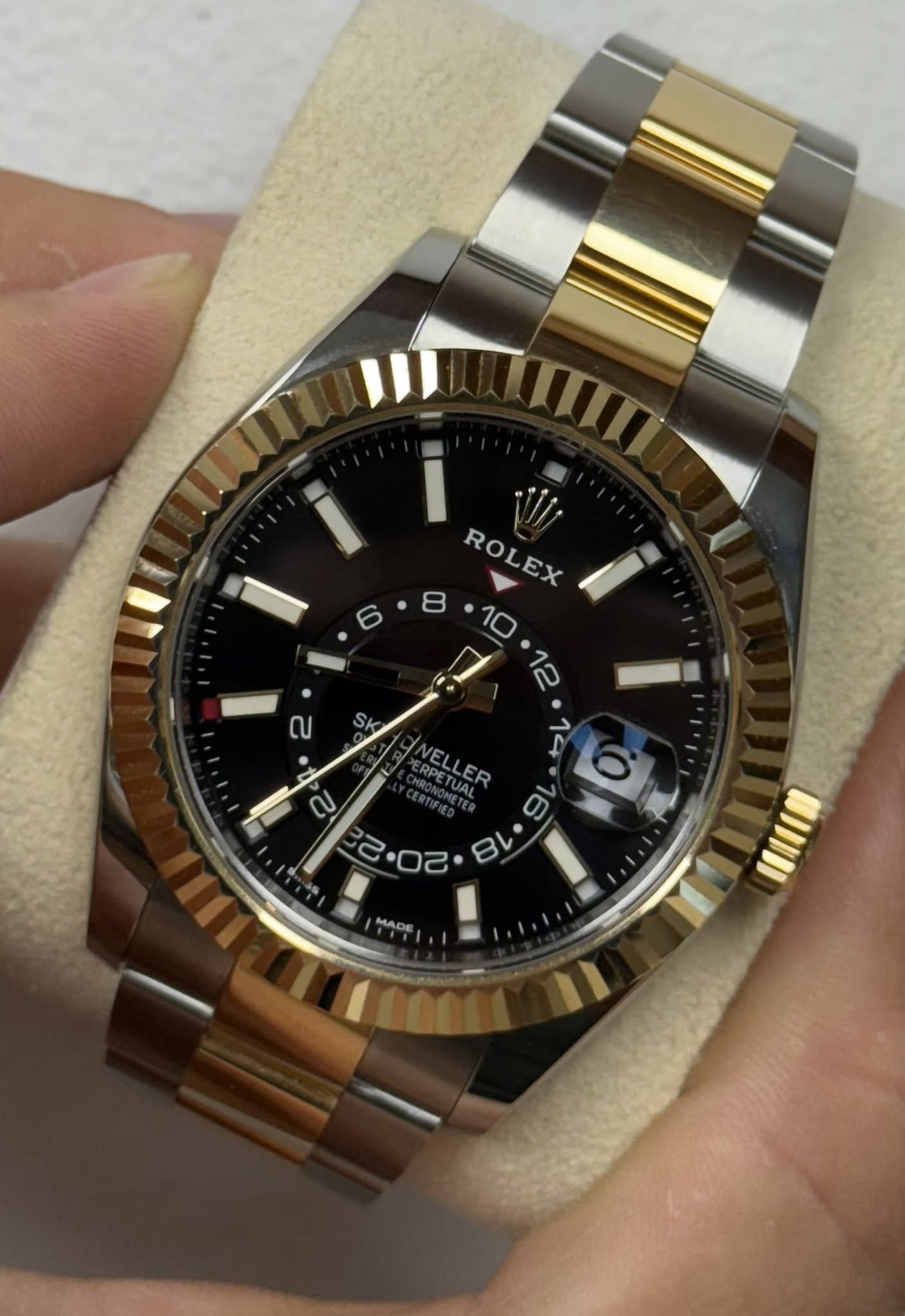 May be an image of wrist watch and text that says 'لايك 6 ROLEX ROLEX 8 10 n 12 ณ Sk YNELL NELLER RPETUAL ERPETUAL ญ RONGAL 6 טב CON 22 2.0己 0 00 ٢ • LO MADE 100 S'
