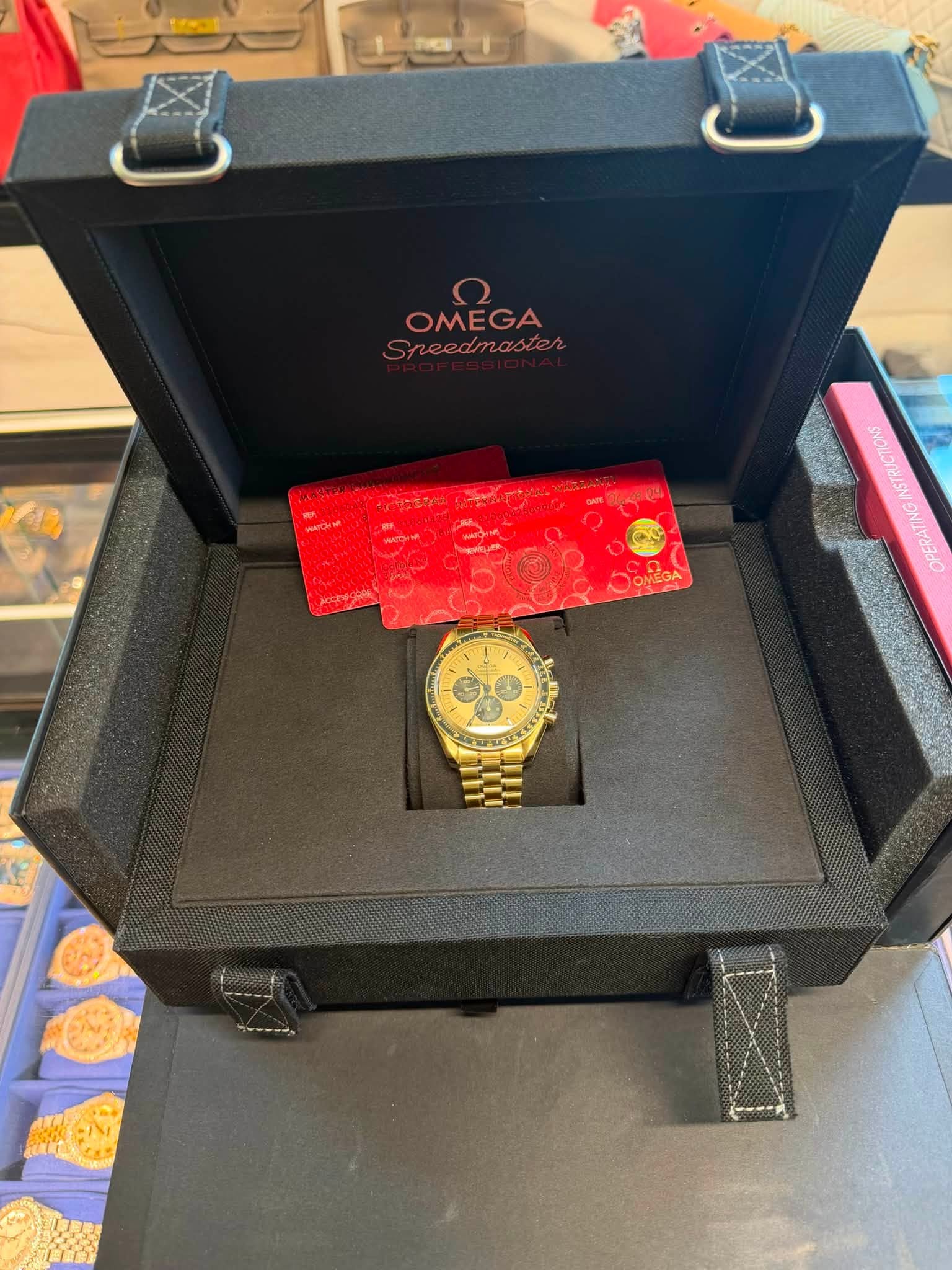 May be an image of wrist watch and text that says 'OMEGA peedmaste OMEGA'