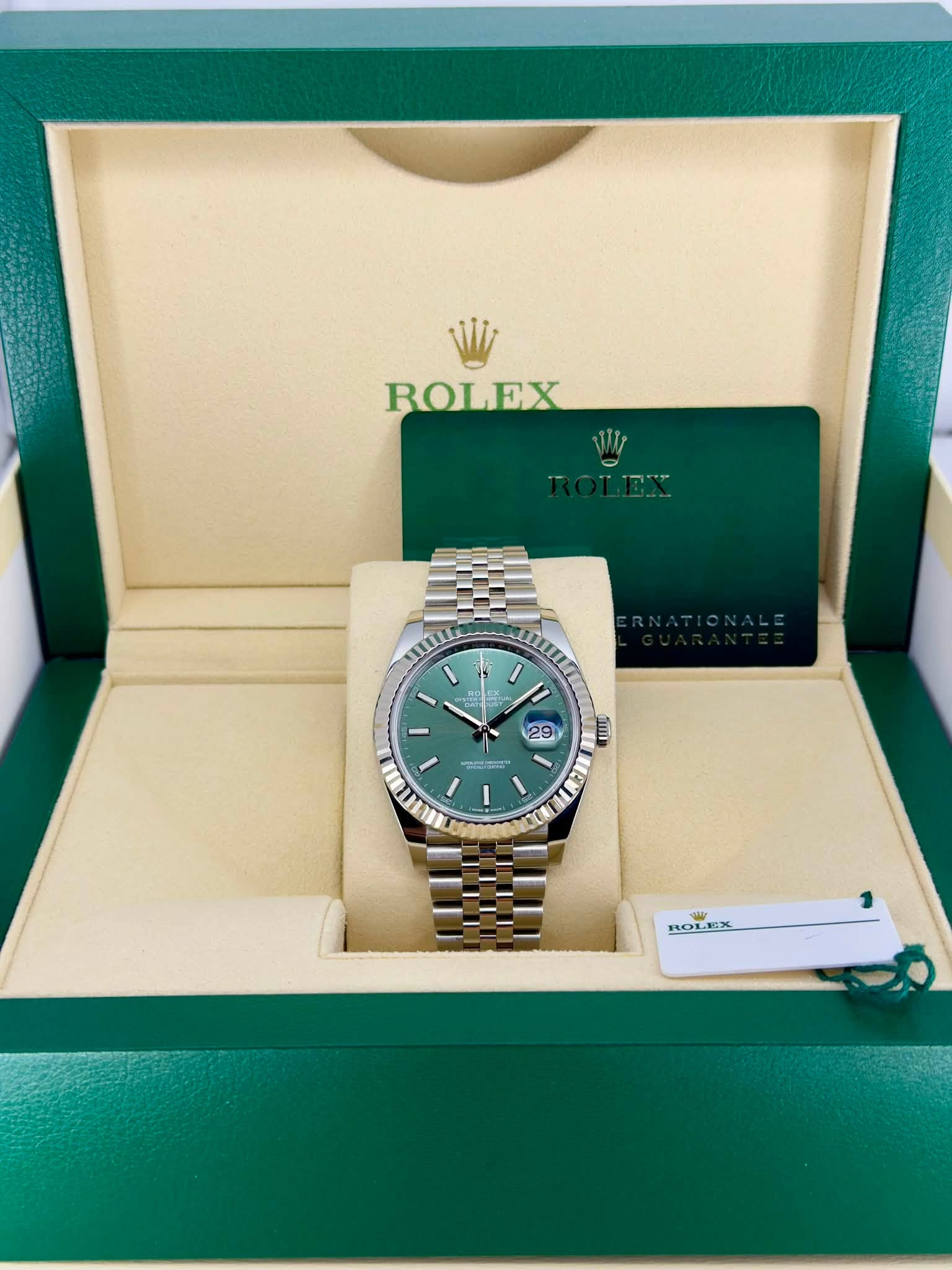 May be an image of wrist watch and text that says 'ROLEX WI TT - መ I MR 29 El മ LEUT E ROL ROLEX'