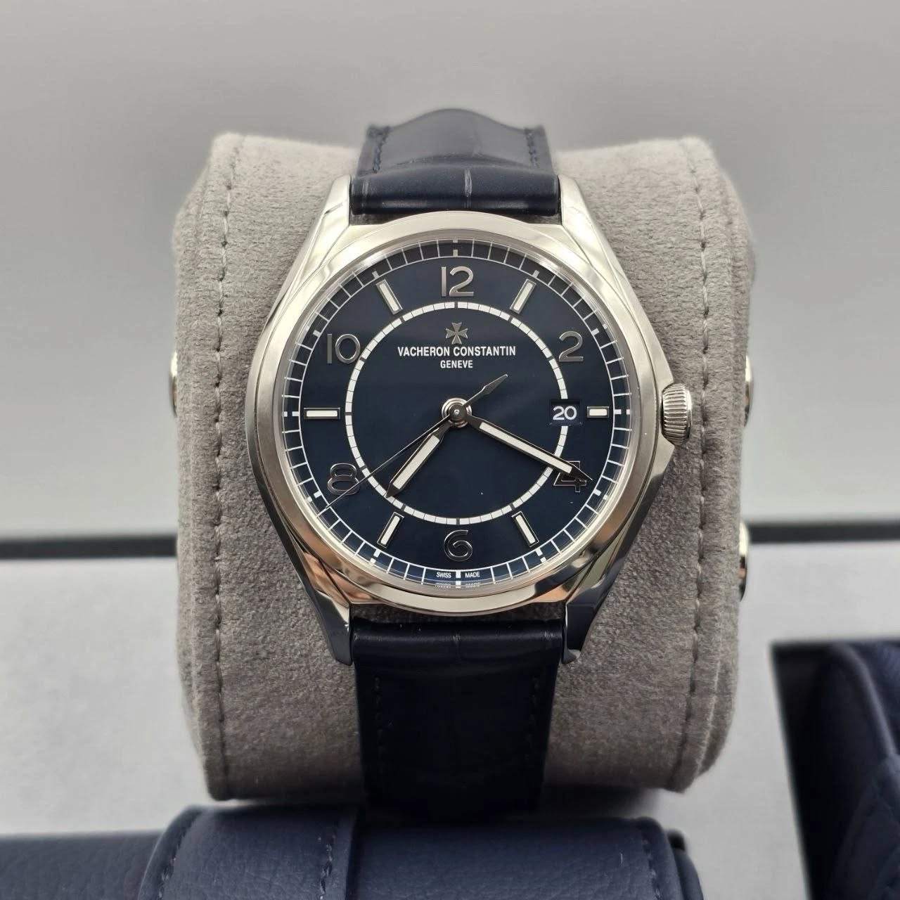 May be an image of wrist watch and text that says '12 WACHERON VACHERONCONSTANTIK CONSTANTIN GENEVE O 20 យវ 9 へ 毎場·'