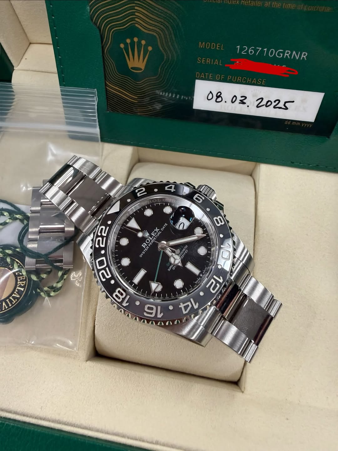 May be an image of wrist watch and text that says '126710GRNR CUIN 8 S OLEX ALDA DASE 外造 STED 本代 LEX PONTES M ロ C 10'