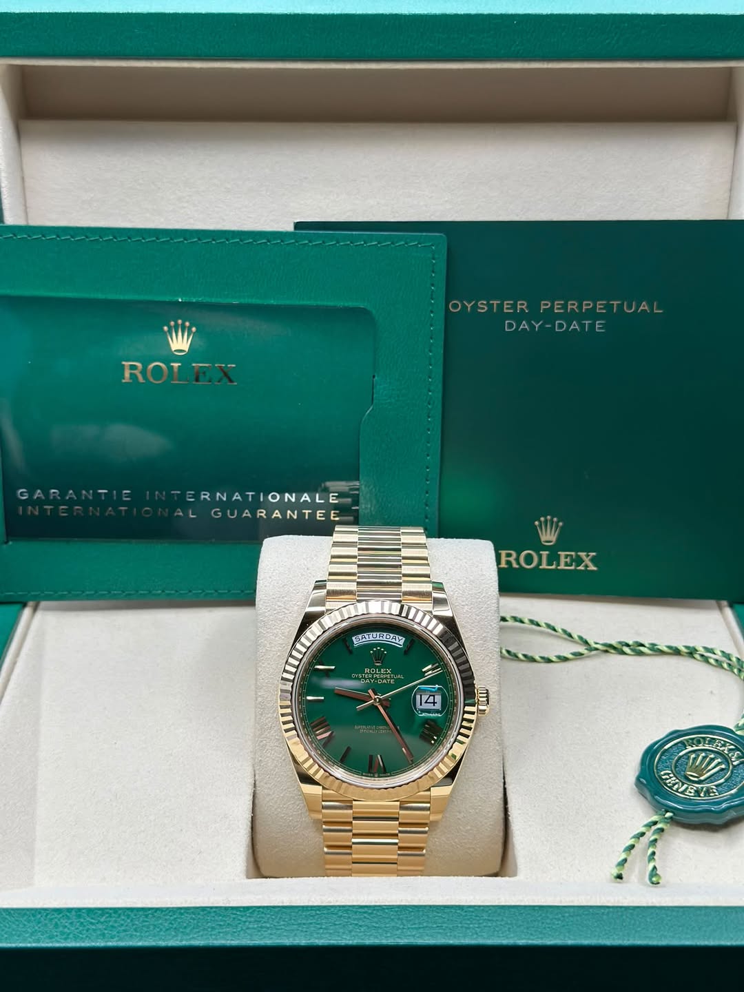 May be an image of wrist watch and text that says 'ROLEX ROL OYSTER OYSTERPERPETUAL PERPETUA DAY-DATE DAY GARANTIE GARANTIEINTERNATIONALE GAR ERNATIONALE GUARANTEE ROLEX…