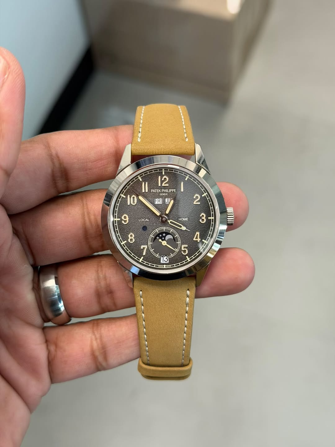 May be an image of wrist watch and text that says '١ II PATEK ATEKPHILIPFE 12 10 FRI JU I 2 9 LOCAL HOME 3 1 PALEN 8 4 E ما A 3'