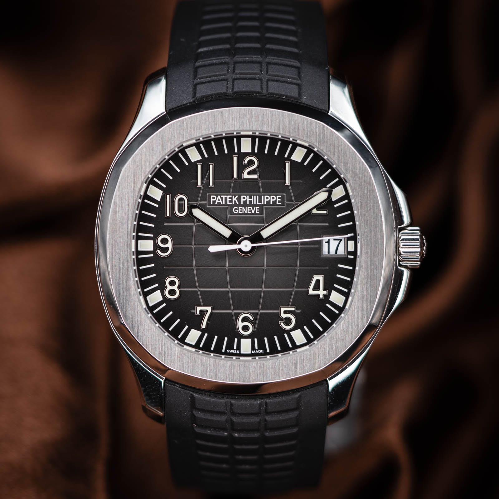 May be an image of wrist watch and text that says '12 12 PATEK PATEKPHILIPPE PHILIPPE GENEVE IO 9 UIOIDIA ထ MADE ANDE'