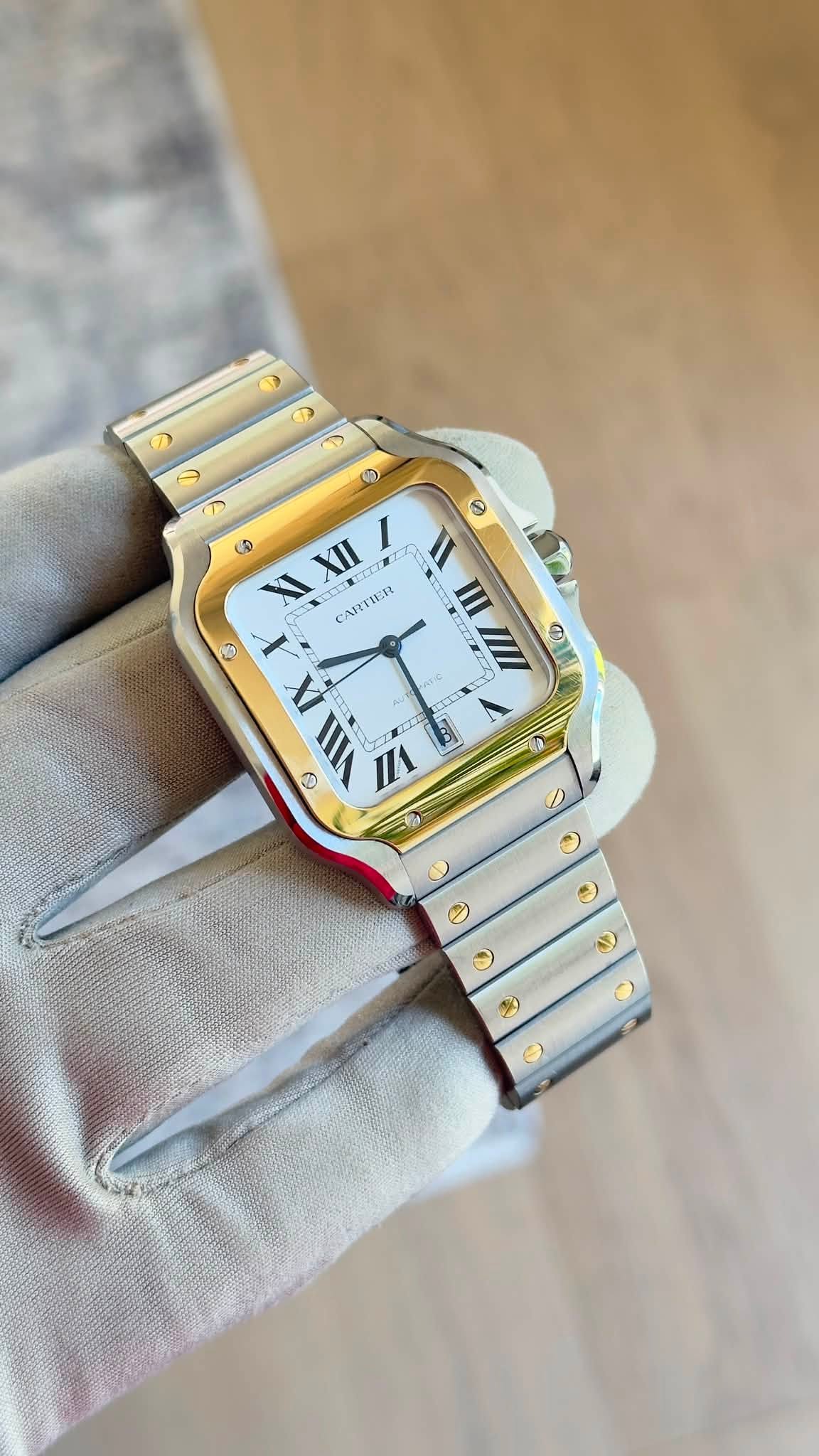 May be an image of wrist watch and text that says '0 / e 1 ခေ XI XII Χ CARTIER III S III 비 2 S IX Τη I O 2 D 5'