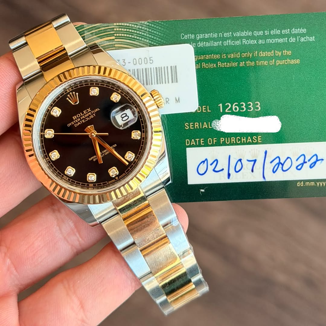 May be an image of wrist watch and text that says ' Cette garantie est valable que elle est datée e détaillant officiel Rolex au moment del 'achat 品 guarantee valid only dated by…