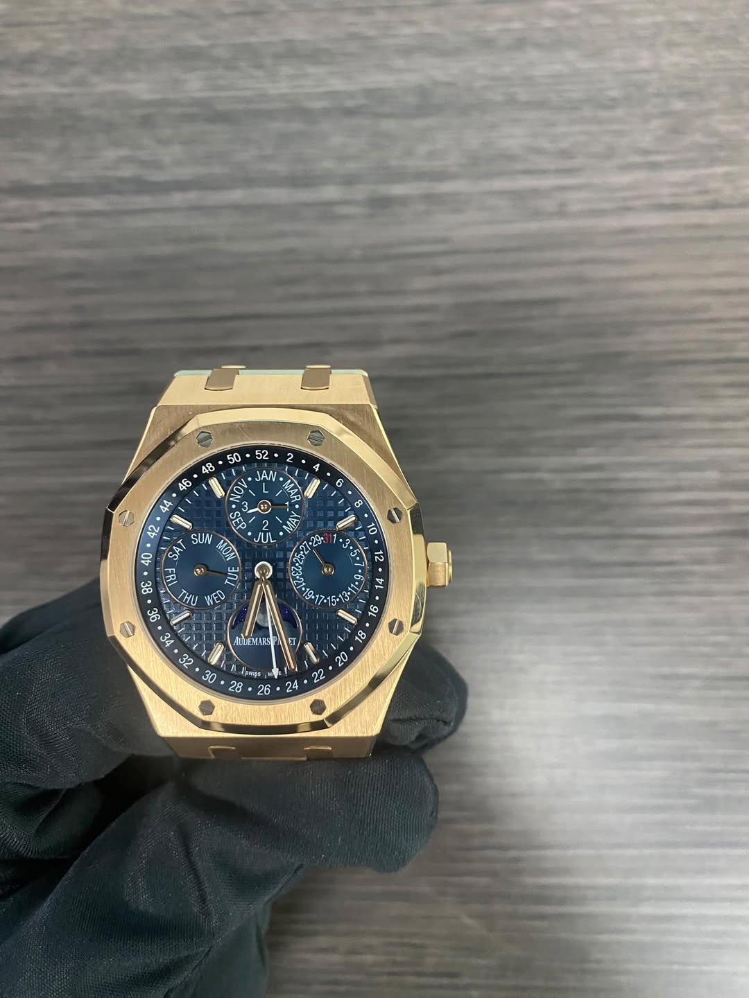May be an image of wrist watch and text that says ' AN MÁ مگ JUL- 12 2 HU WED 40 م A入 SUN ALUEMABS دب 3Α 26'