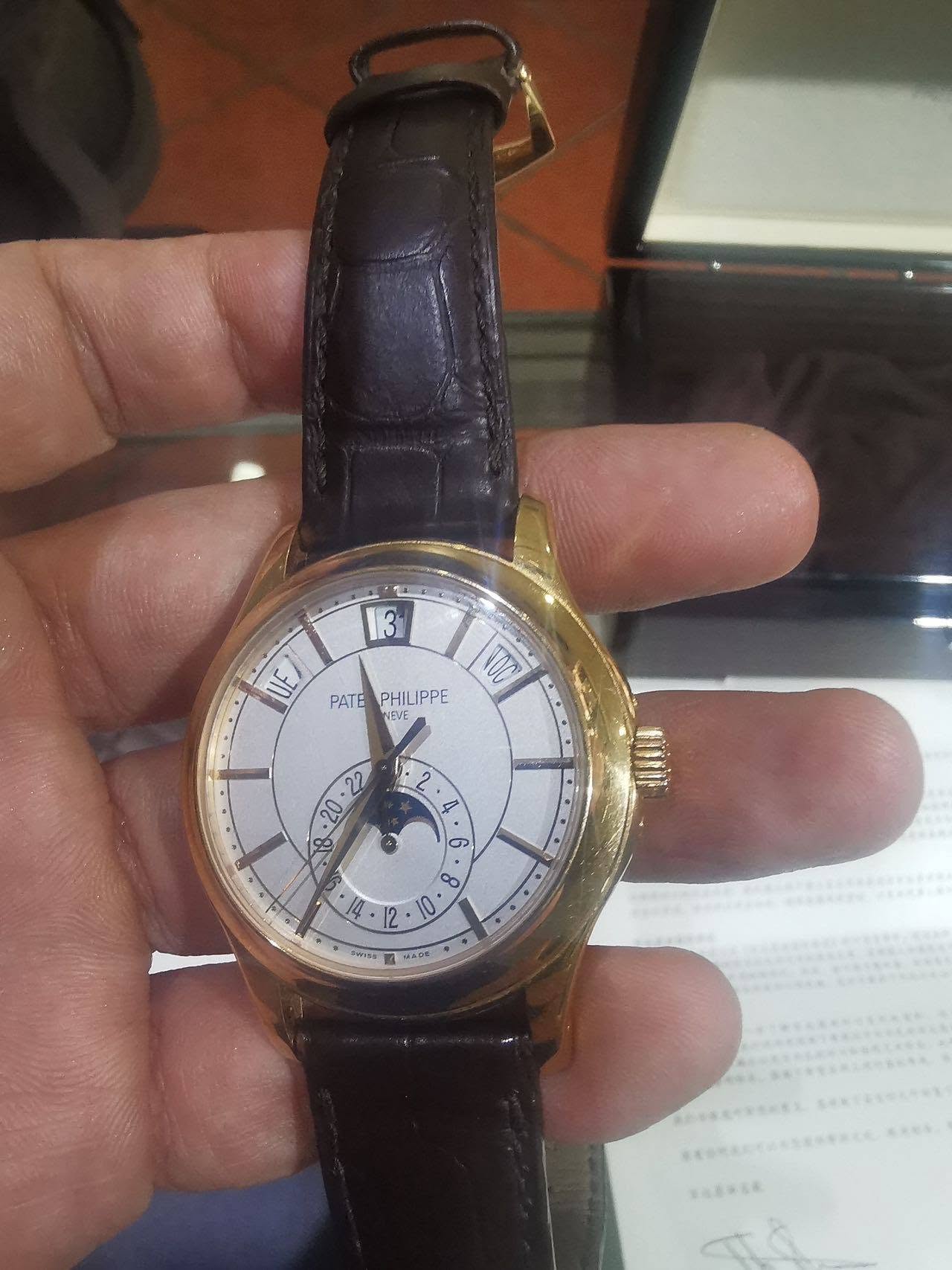 May be an image of wrist watch and text that says '3 لسلت PATE PHILIPPE NO 22 20 E י 8 ထ 12 O SWISS PERT 는 JADA TABaEe'