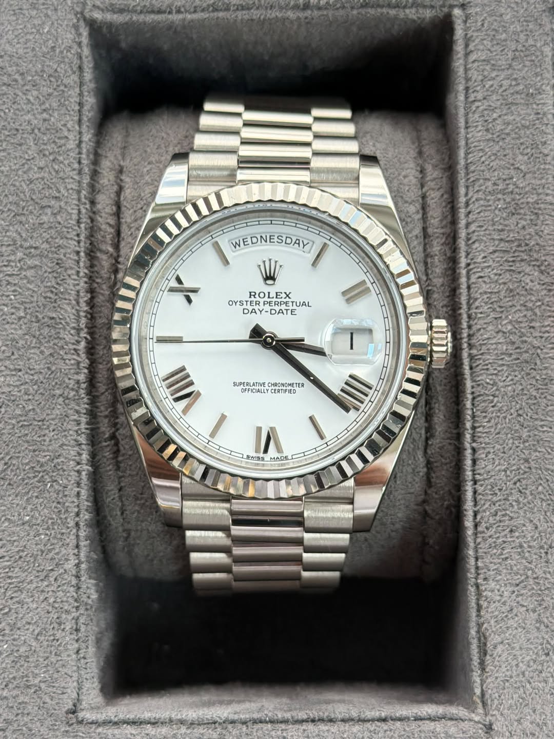 May be an image of wrist watch and text that says 'WEDNESDAY X ROLEX OYSTE TERPERPETU/ PERPETI ERPETUAL OYSTERPERPETUAL TUAL DAY- DAY-DATE SUPERLATIE CHRONOMETER 无育 FPICIALLY…
