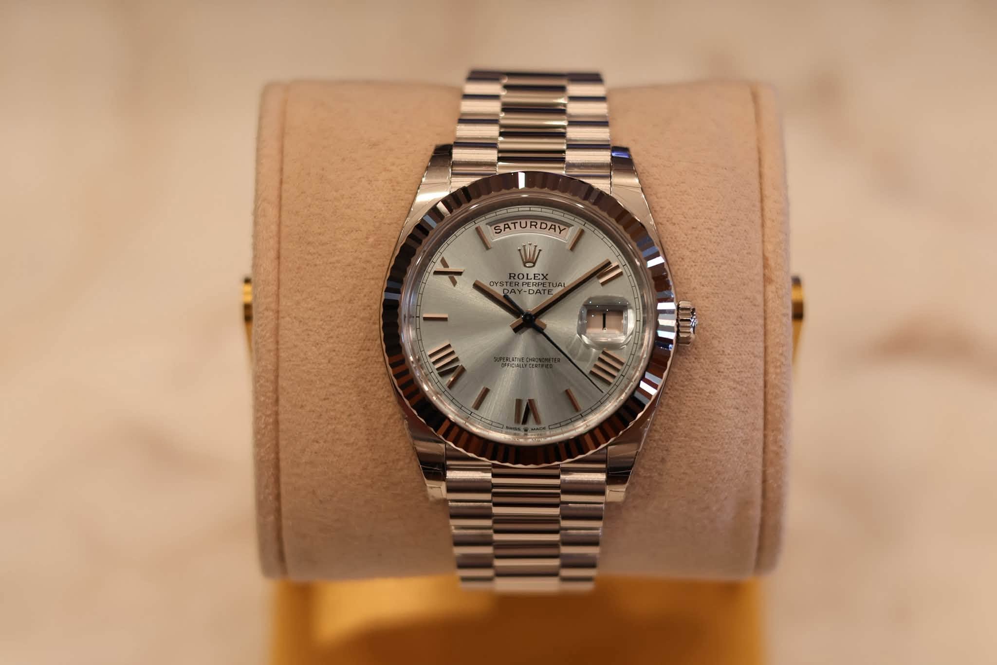 May be an image of wrist watch and text that says 'SATU SATURDAY X 0 W OLEX CYSTE Y- -pATA E م LA NI 新屋 IIII'