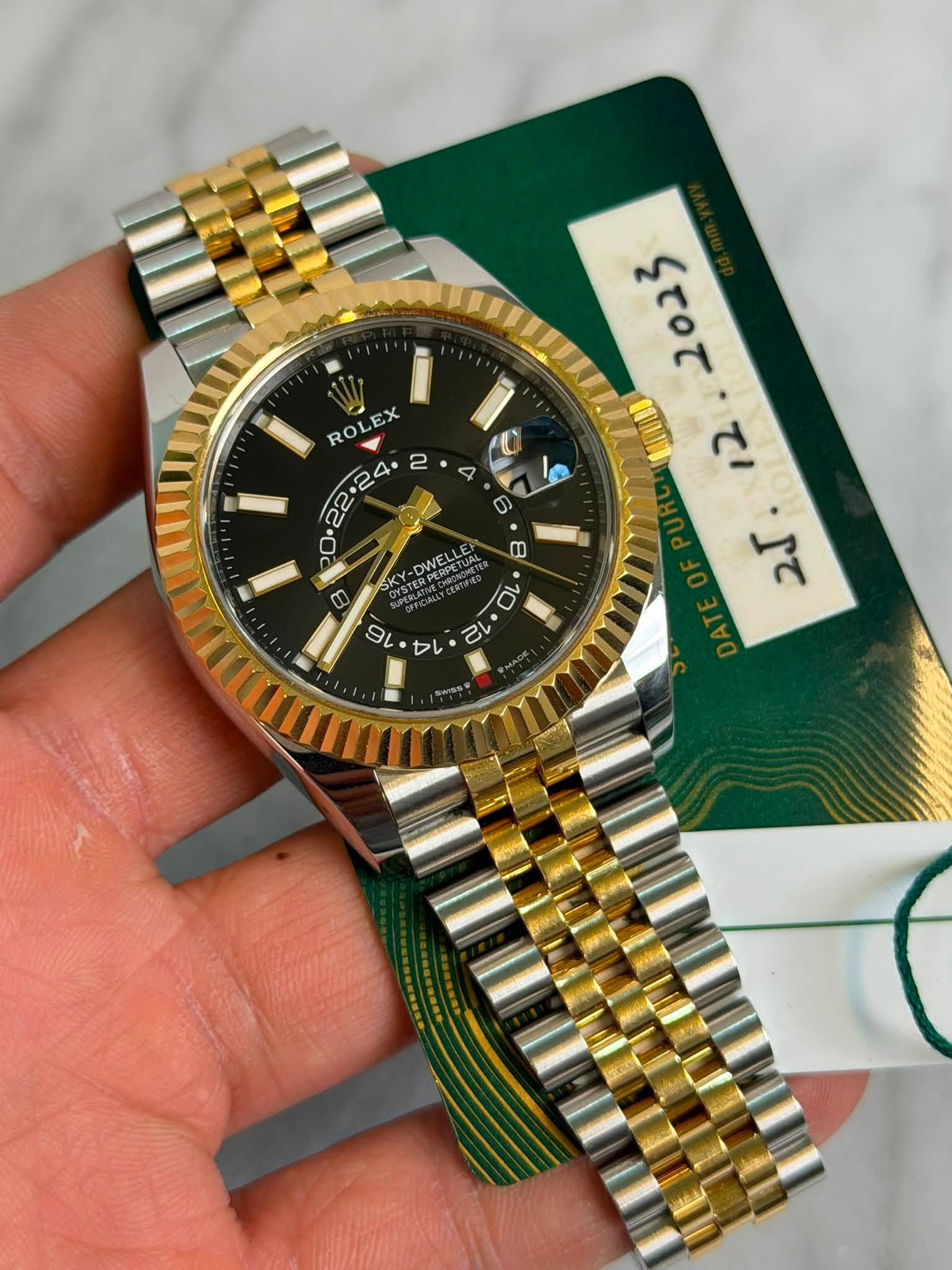 May be an image of wrist watch and text that says 'RO ROLEX C 2023 3בסב رح کم 8 DWELLE 8 9レ A 7 C 10 12 A'