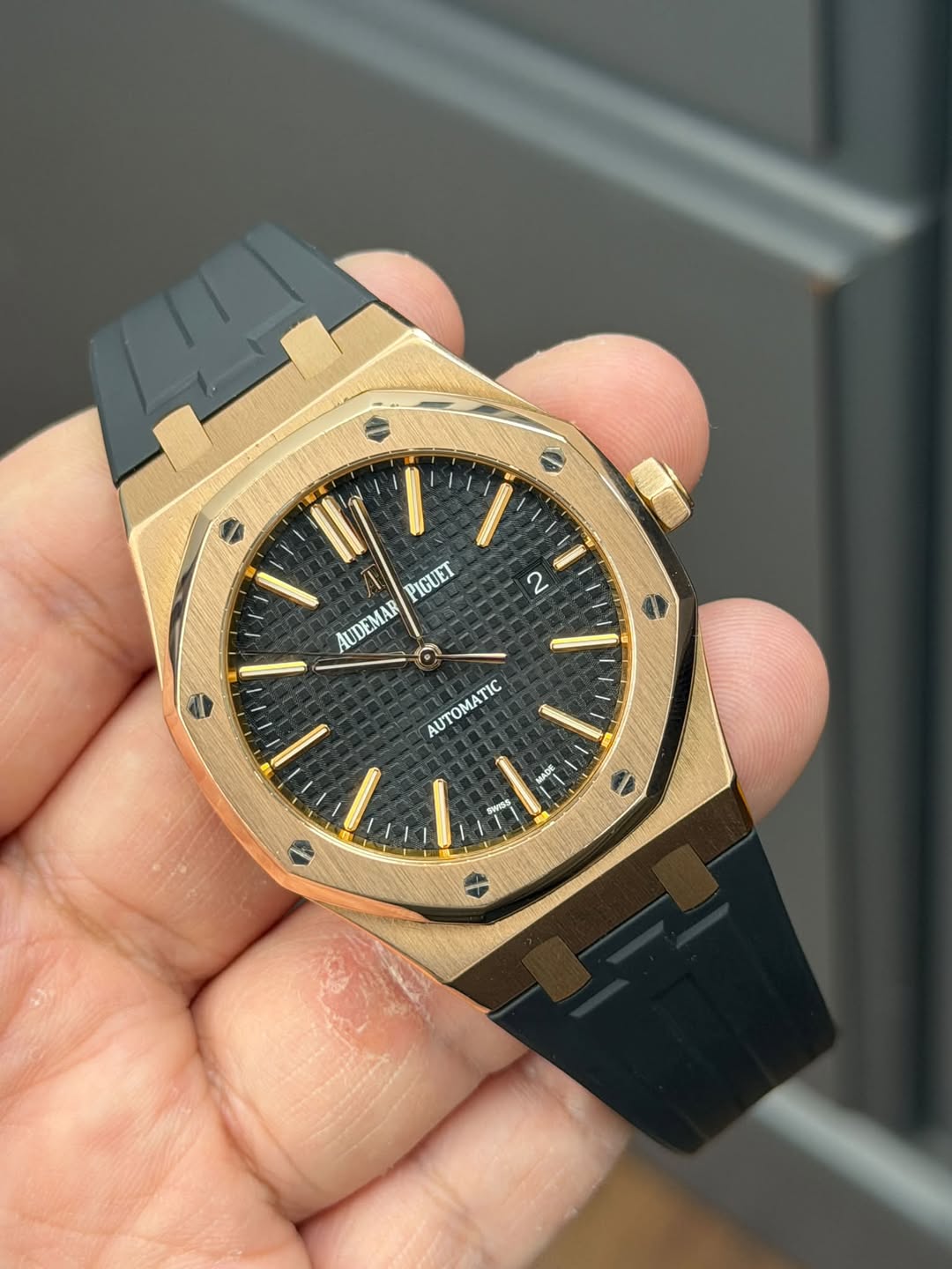 May be an image of wrist watch and text that says '2 Il PIGUET AUDEMAR AUTOMATIC e หา'