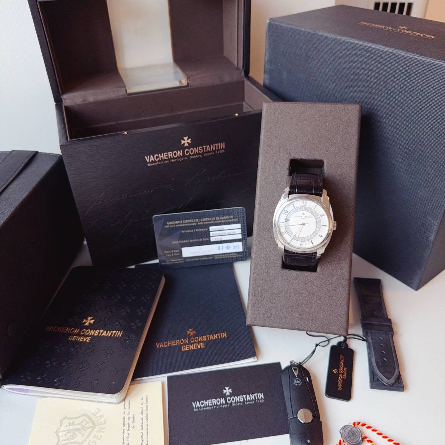 May be an image of digital watch and text that says 'VACHERON CONSTANTIN VACHERONCONSTANTIN CONS 吉 12母 12号 6 ENEVE CONSTANTIN CONSTANTIN ANTIN VACHERONGONSTANTIN ONCO CON…