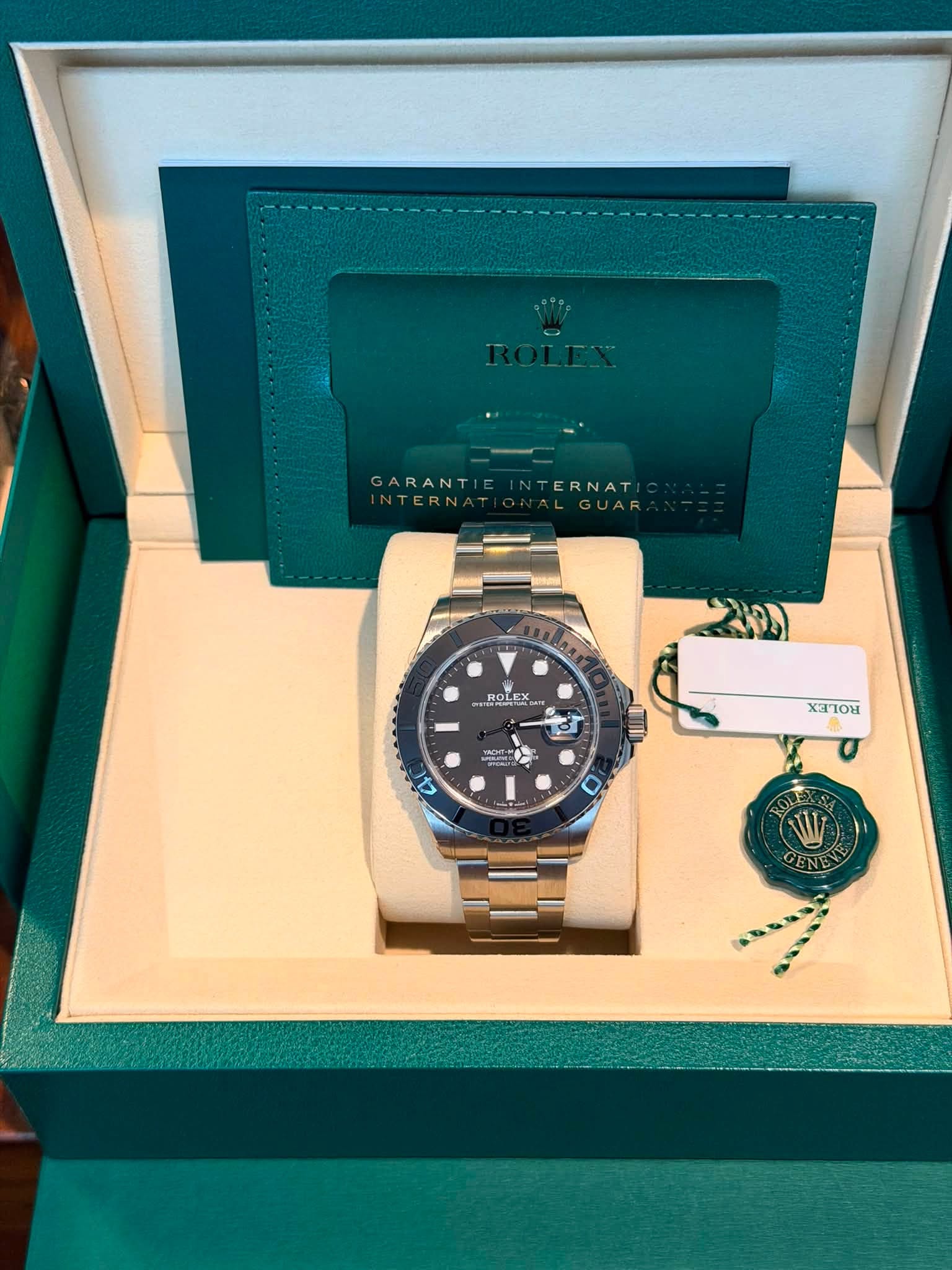 May be an image of wrist watch and text that says '싸 ERNAT ROLEX XILER 4 好'