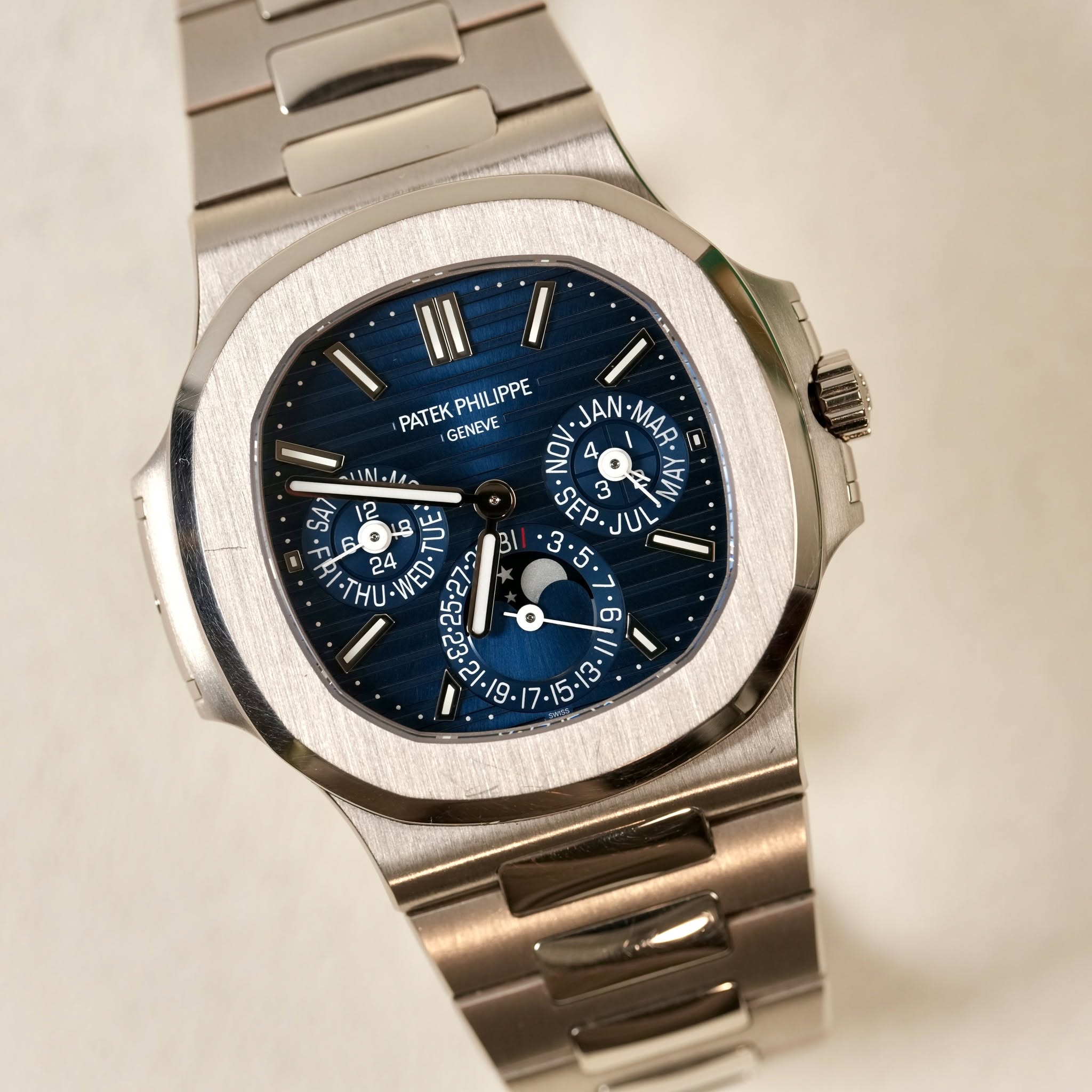 May be an image of wrist watch and text that says 'M PATEK PATEKPHILIPPE PHILIPPE GENEVE JAN MAR. 公 金 ミ・の ΝΟν 茶 생. UE' م=ل SEp. D U 3. 5. 24 WED HU-WED . น 002527 တ 1 13 3+'