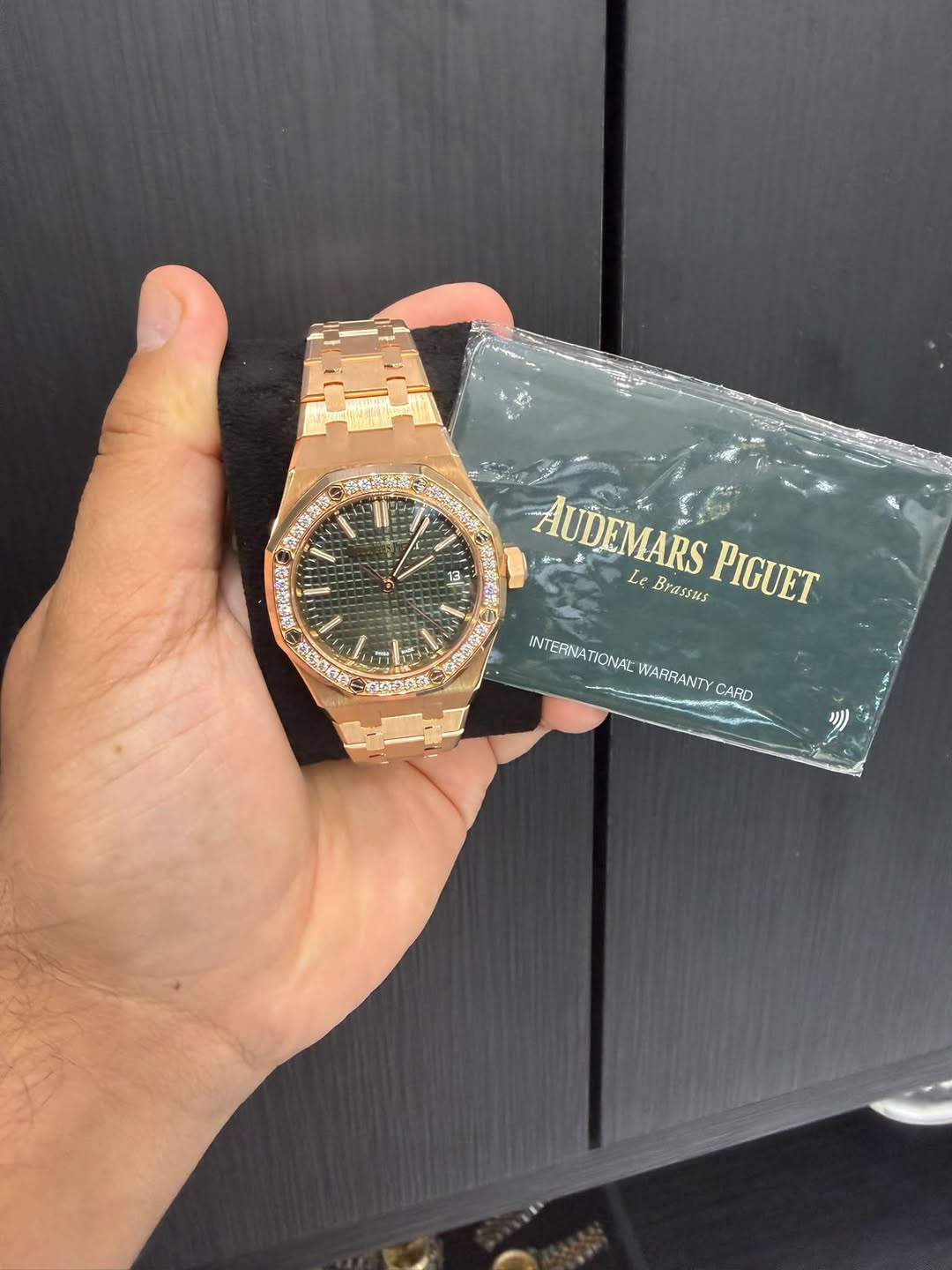 May be an image of wrist watch and text that says '止 H I 1 13- AUDEMARS Le Le Brassus PIGUET 業製 サ 15 選 ITERINATIONAL NTERNA BONAC WARRANTY WARRANTYCARD CARD'