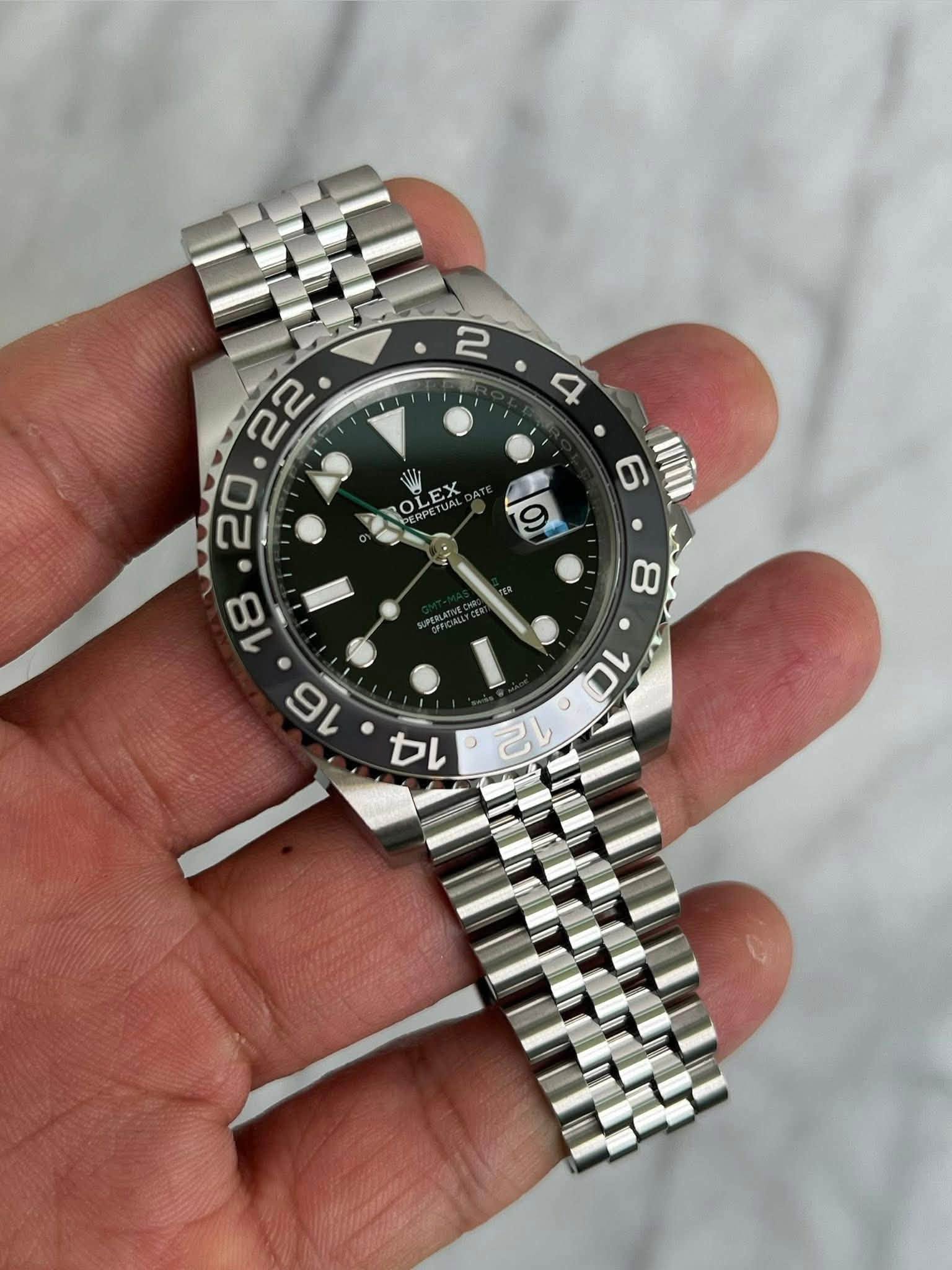 May be an image of wrist watch and text that says ' DROLEX OLEX 8 m ા ひいさル 0 10'