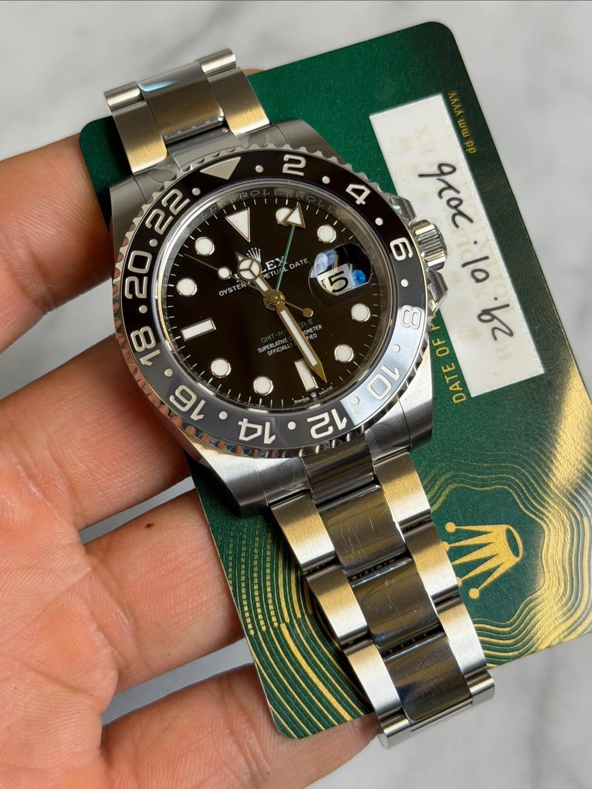 May be an image of wrist watch and text that says '2 2 • 4 OYSTER TER EUA 20 18 16 goc 6 lo 8 OF 29. ٥ O 00 E DATE 12 14'