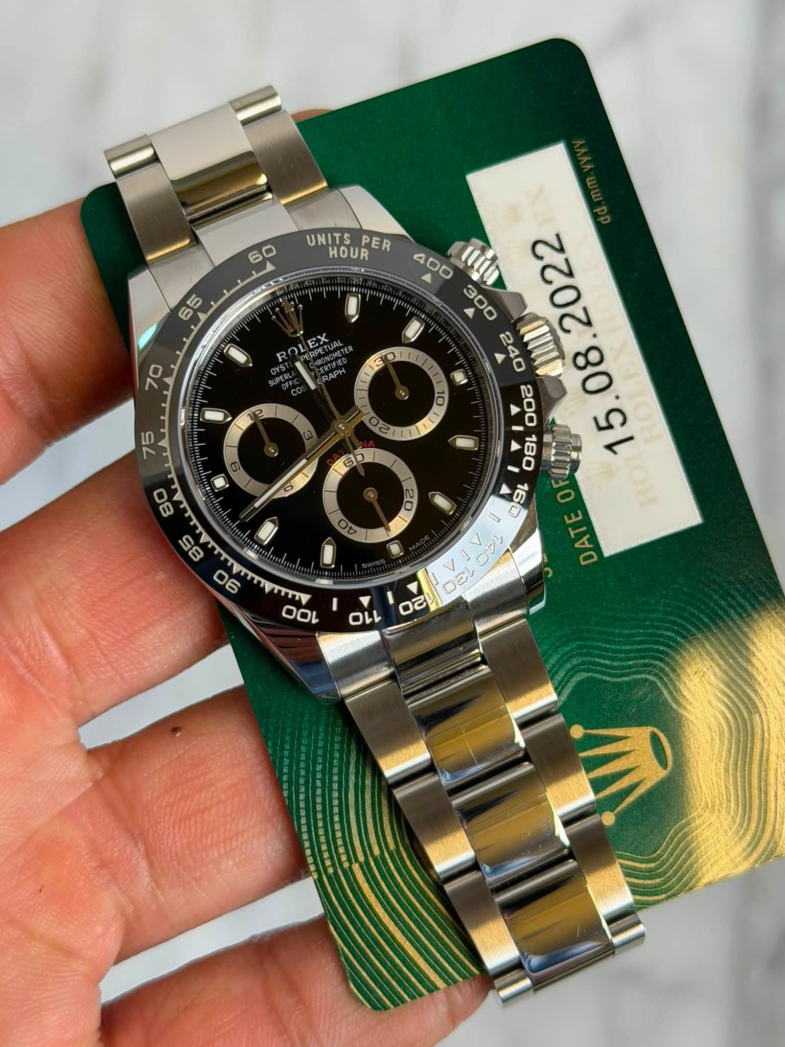 May be an image of wrist watch and text that says ' III UNITS HOUR UNITSPER PER 400 ងៃ L0 DAEE V DE DE ਟੇ 00ι 0 11'