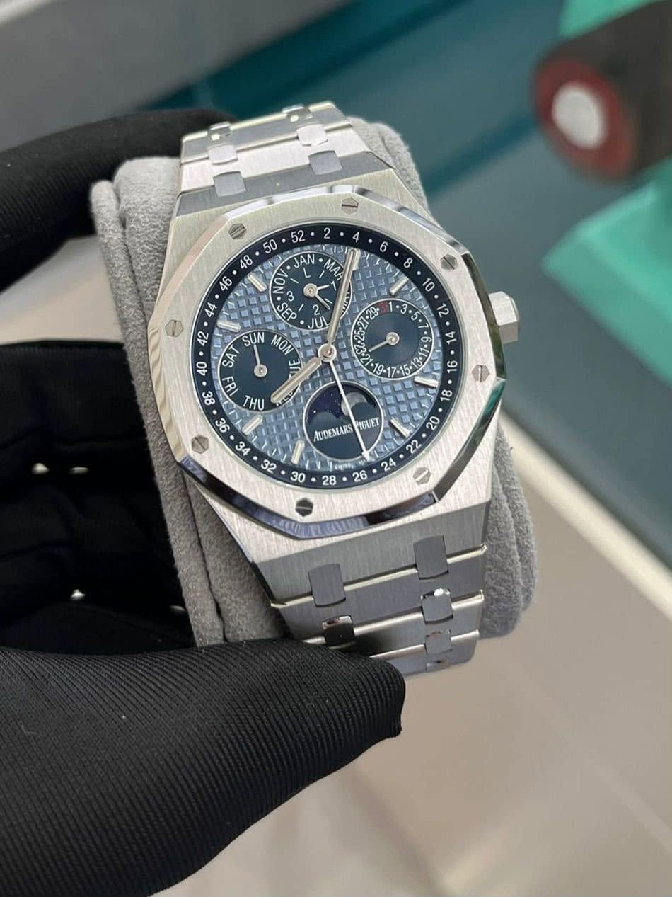 May be an image of wrist watch and text that says '6 50 52 ילליל I 48 JAN MA 46 44 A2 40 P 8 10 12 JU .29- SỤN MON 1L 66 18 8L FRI g5 THU AUDEMARS IGUET AEEO'