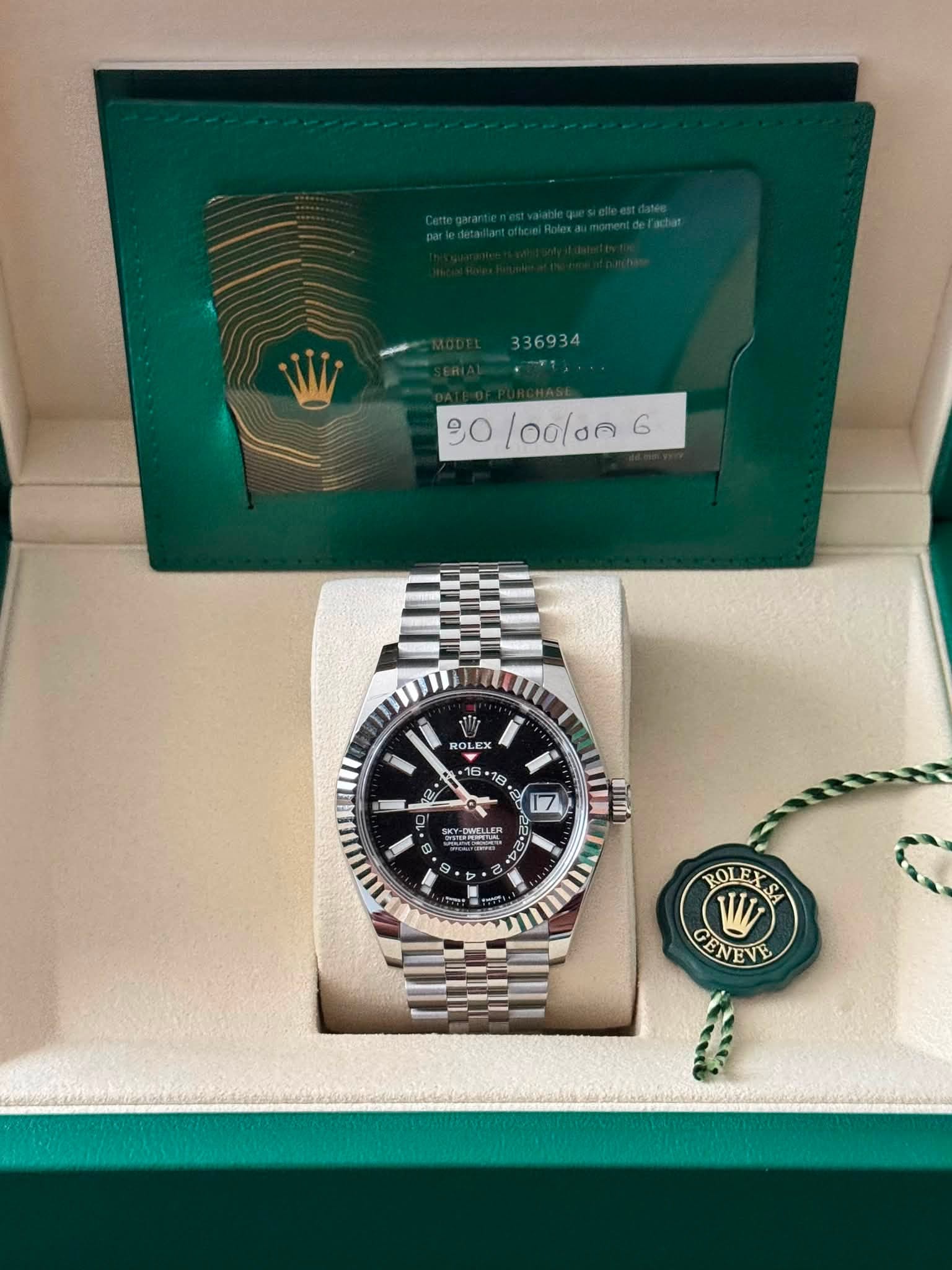 May be an image of wrist watch and text that says ' /00/00 90/00/006 6 ROLE 18 ا ያ CU S A ROLEXSA ROLEX ROL W GENEVE'