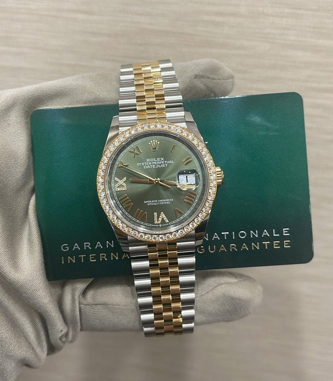 May be an image of wrist watch and text that says 'ROLEX ODRP תנרשדת PERPE CyB E TUAL ปล DA DATEJU L SIRANLUADGRTIR GARAN NATIONALE ATIONALE ARANTEE ANTEE'