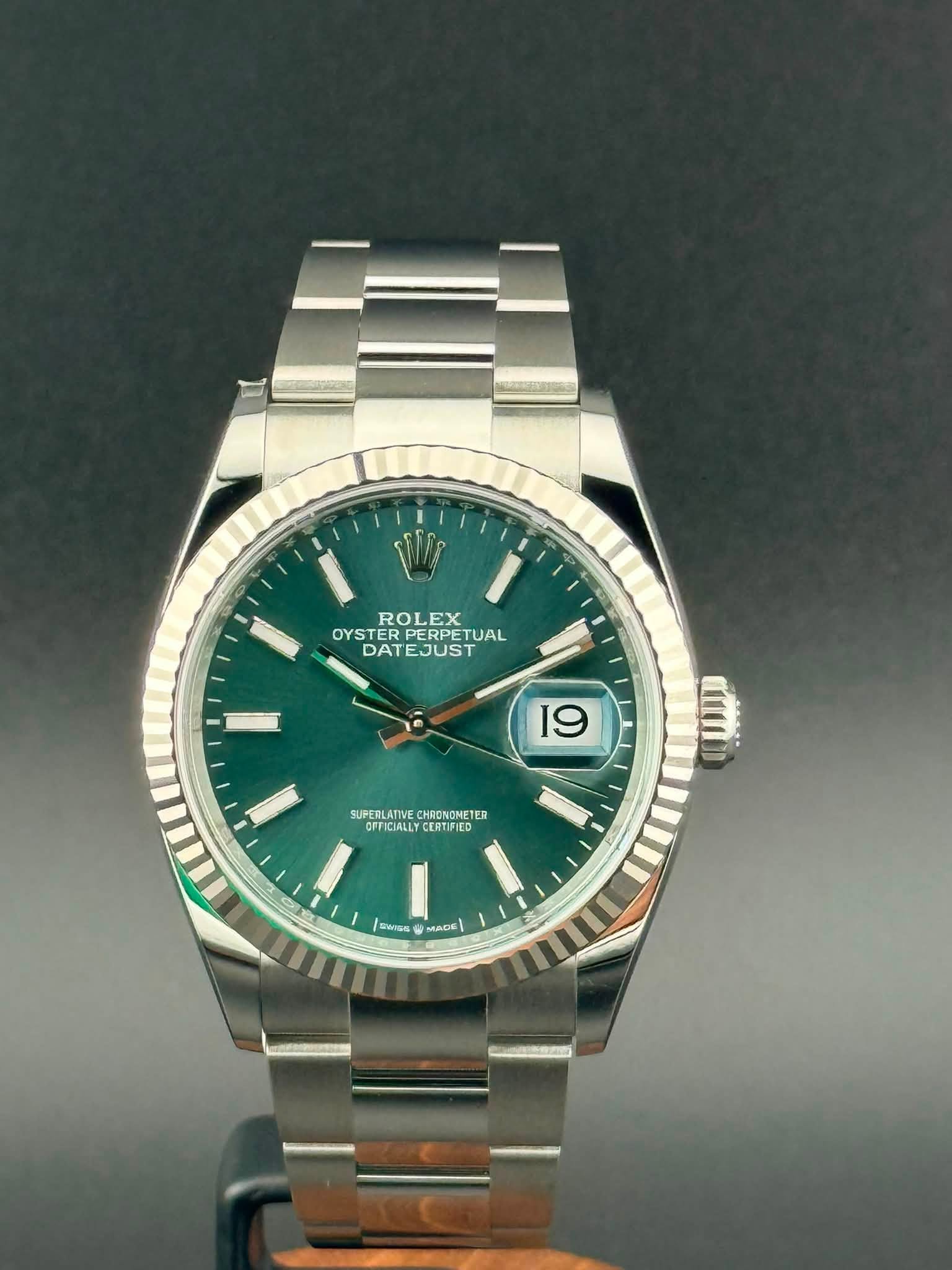 May be an image of wrist watch and text that says 'ROLEX EX OYSTERPERPETUAL DAT EJUST OYS OYSTER YSTERPERPETUAI STER PERPETUAL PERPET TUAL DATEJUST 19 手 c SUPERLATIVE CHRONONETEI…