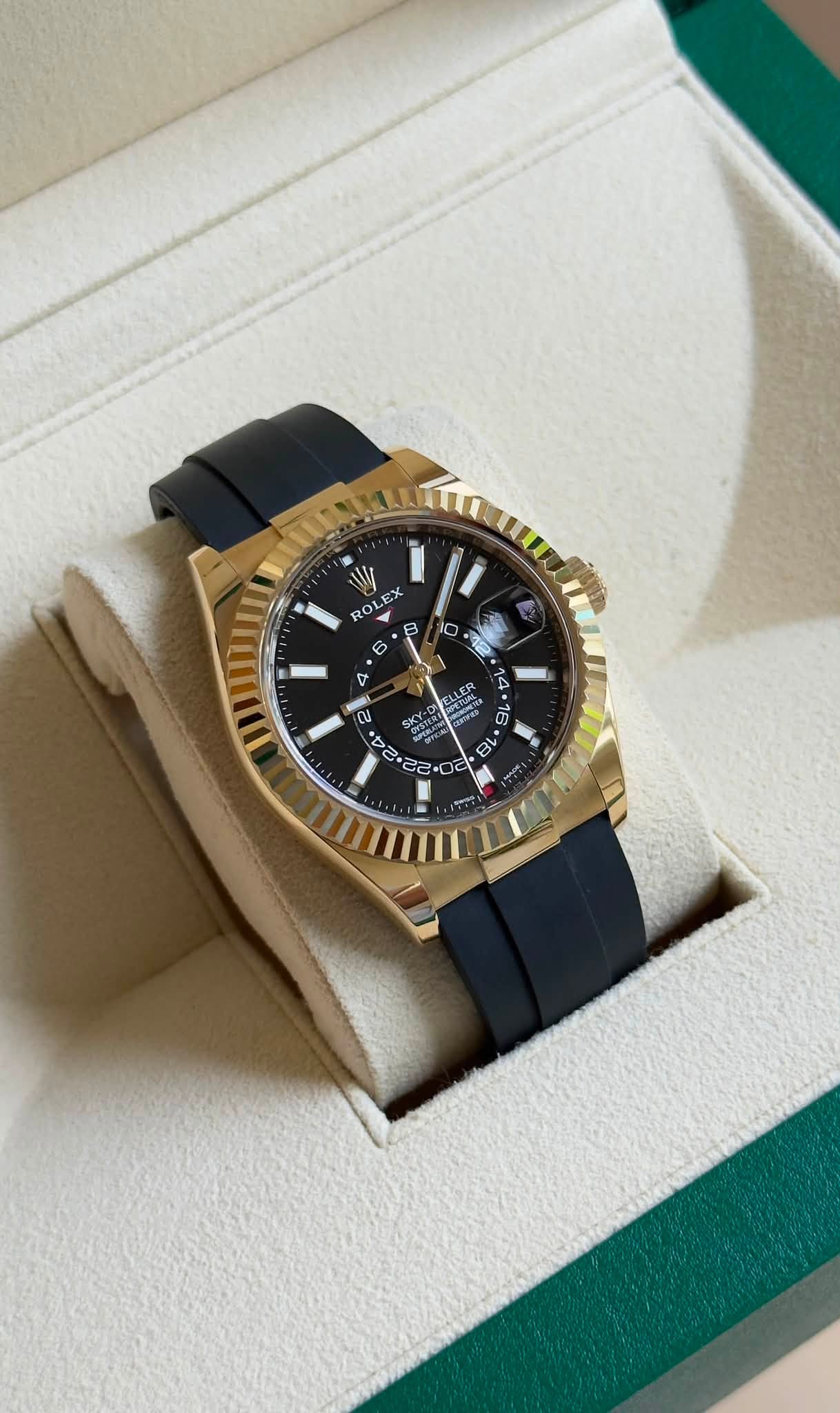 May be an image of wrist watch and text that says 'R ROL EX d õ 2.0'