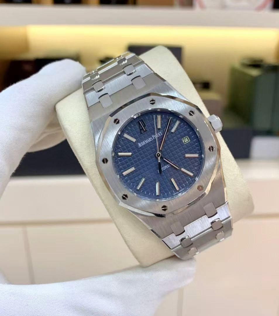 May be an image of wrist watch and text that says 'ET |I / AUDEMARS 23 X FOMA'
