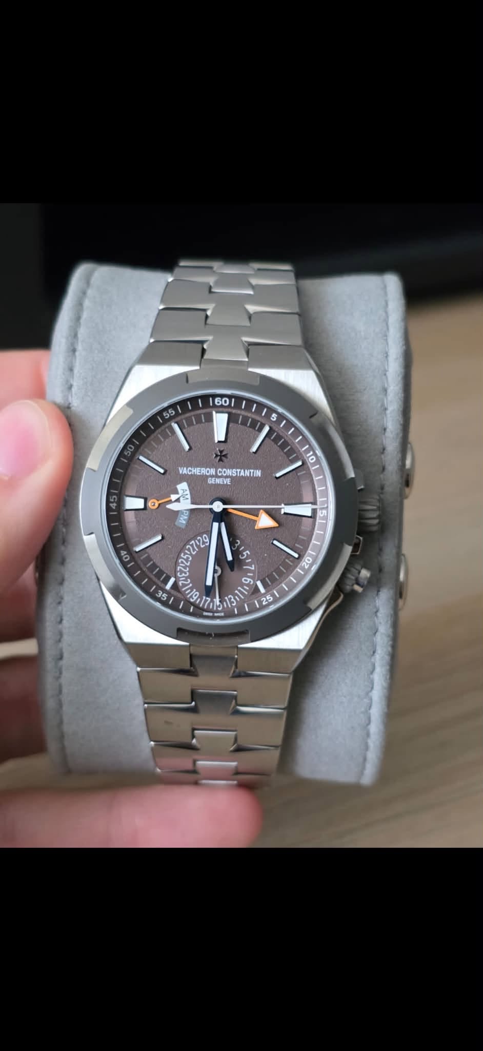 May be an image of wrist watch and text that says '佟 55 60 VI VACHERON VACHERON.CONSTANT CONSTANTIN GENEVE 10 45 51 O0 729 o | 75'