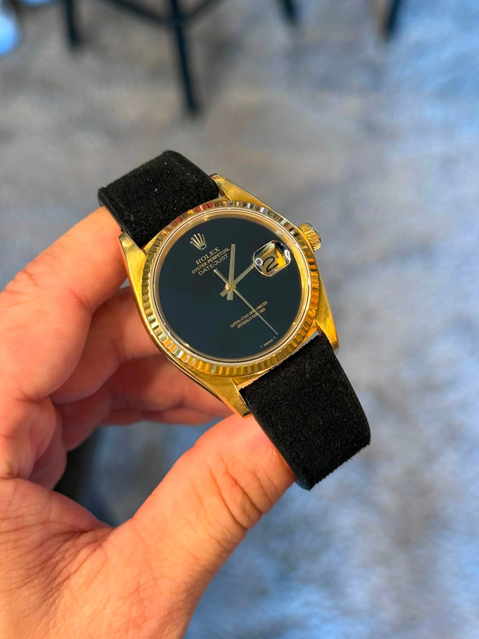 May be an image of wrist watch and text that says 'L'
