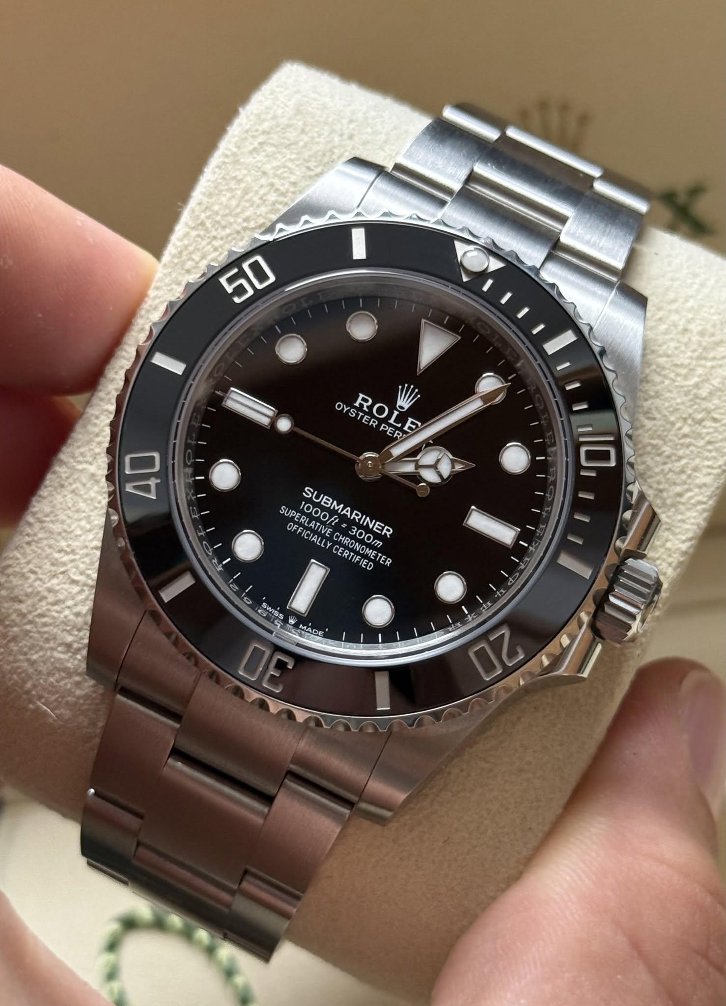 May be an image of wrist watch and text that says '50 OYSTER OY YS TERP ROL T PER 40 10 SUPERLATIVE SUPERLATIVE 0f=300m 0000ft 1000f OFFICIALLY CHRONOMET EMURETE SUBMARINER…