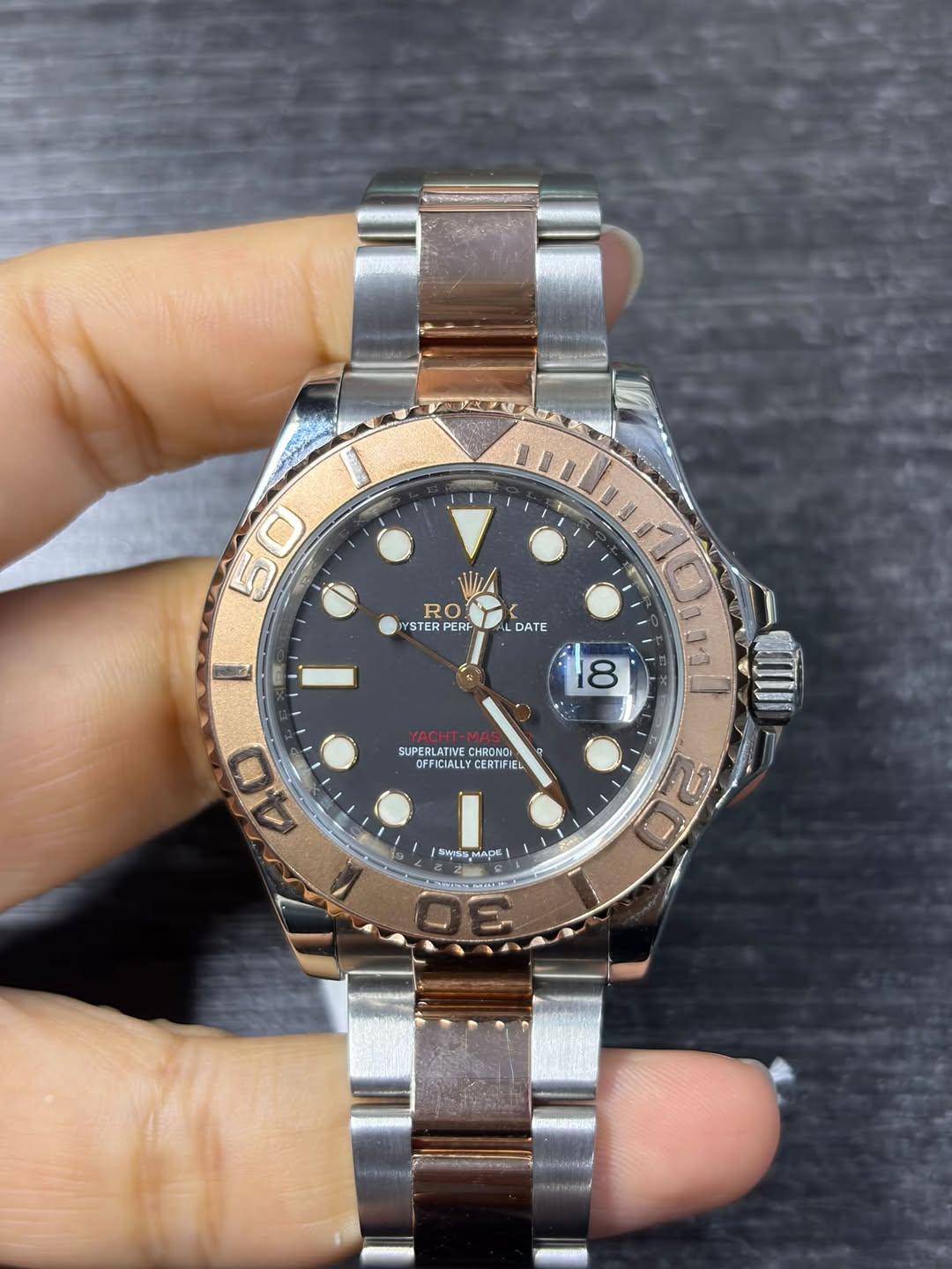 May be an image of wrist watch and text that says '50 O r RO YSTER PERP DATE 18 SUPERLATIVE CHRONG OFFICIALLY OFFICIALLYCER SUPELATALOFIE CIALLY CERTIFIEL 40 /อิฟุ้'