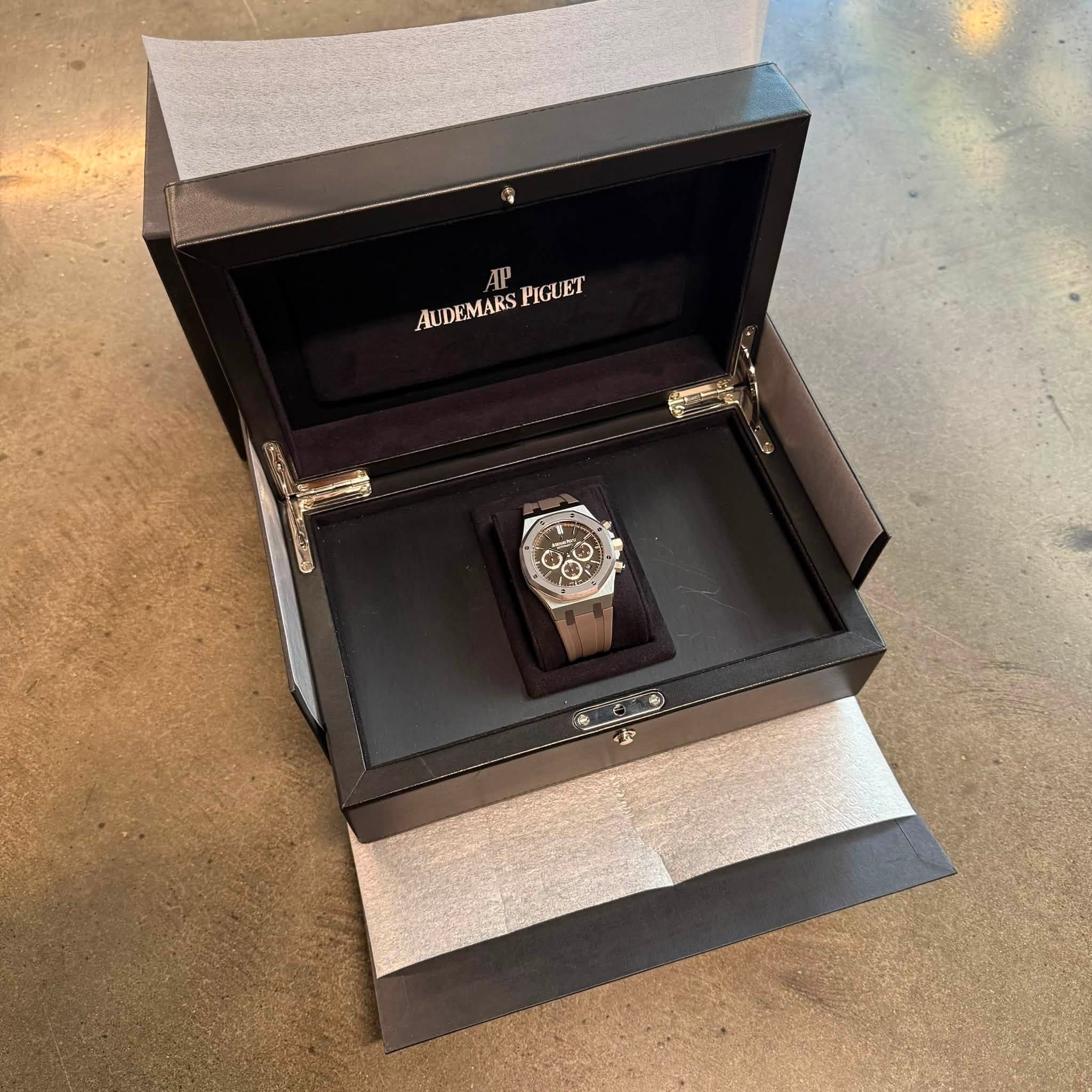 May be an image of wrist watch and text that says 'AUDEMARSPIGUET AP AUDEMARS PIGU ET'