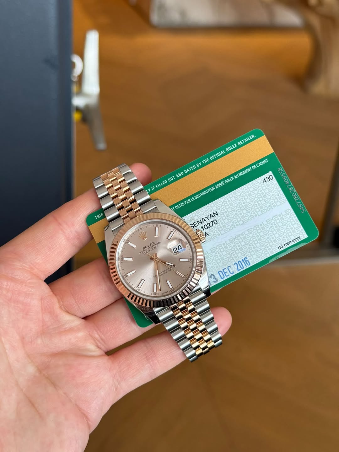 May be an image of wrist watch and text that says 'RETAILER. ROLEX OFFICIAL AND DATED BY THE FILLED OUT ۷۴۴ THIS ROLEX XAU MOMENT 定 L'ACHAT. $30 DSTHIBUTEUR AGREE PARIE RI DATEE AN…