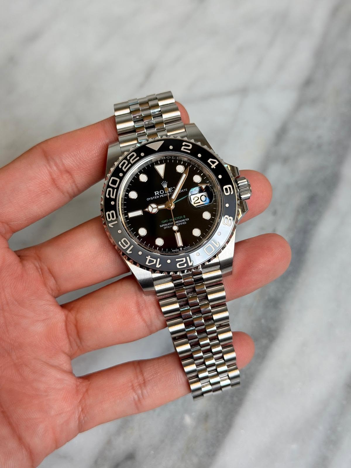May be an image of wrist watch and text that says '2 4 0 RO. በ 18 16 14 ወ WMD 8 o 2 o 10'