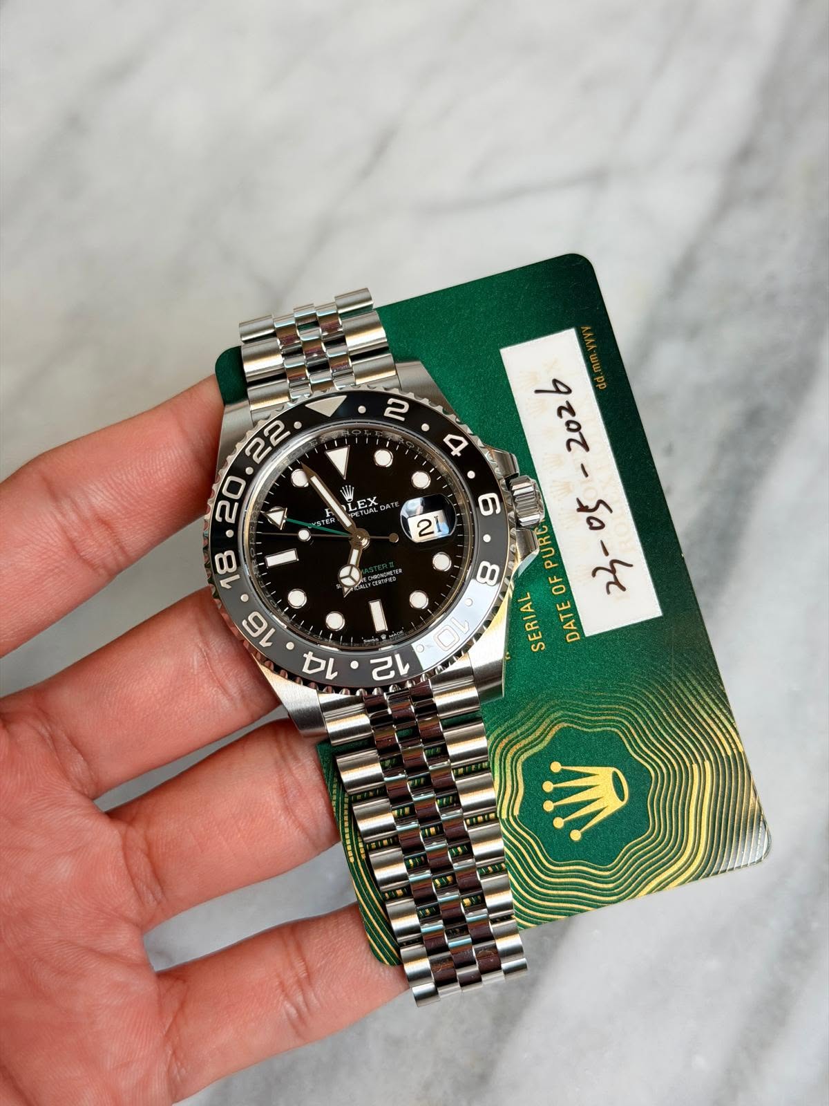 May be an image of wrist watch and text that says '2 4 W WT EX TEM b 202 - I 05 PURC 8 OF 2-0 ጓኝ SERIAL DATE လ O'