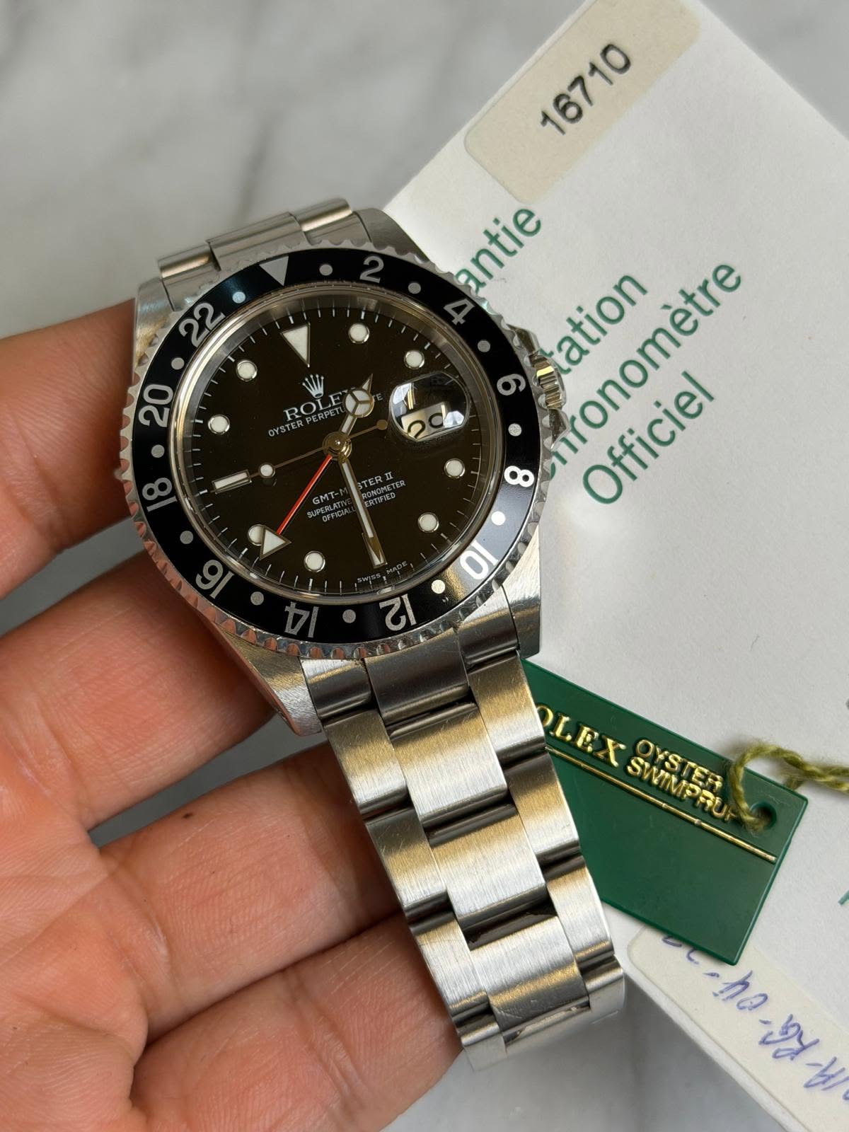 May be an image of wrist watch and text that says ' GMT antie tation nronometre Officiel Officiel 8 12 01 Οι OLEX LEXSWIMPRU と SWIMPRI OYSTBRU SWEIN OYSTER no-3XИ na اع'
