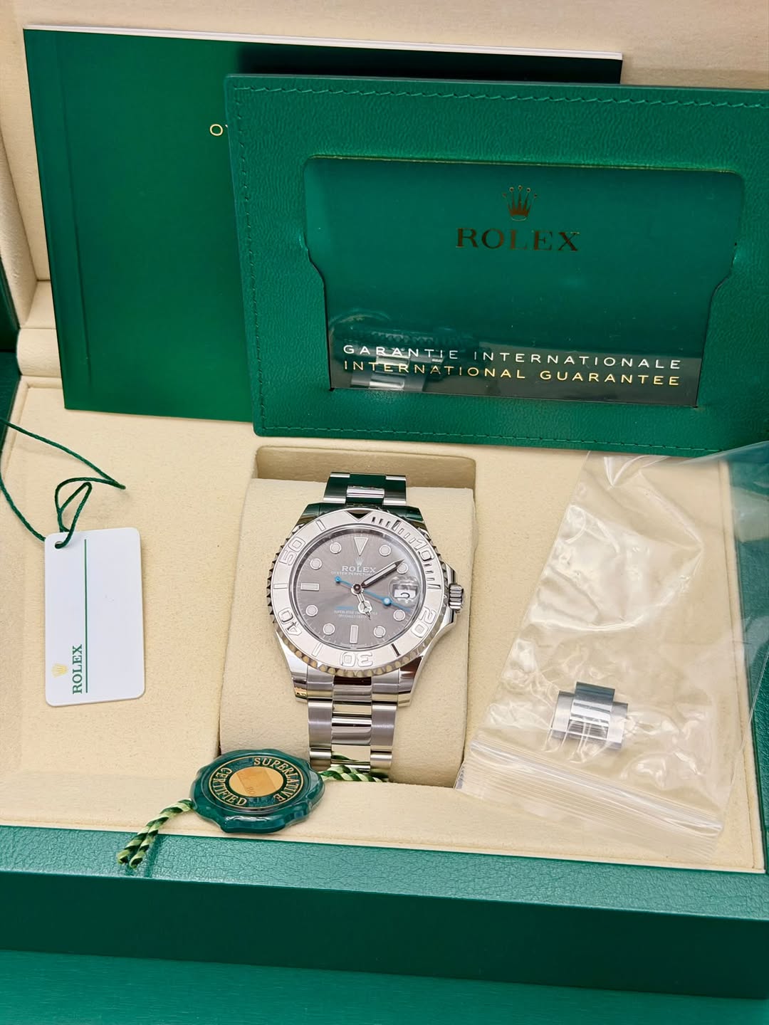 May be an image of wrist watch and text that says 'GA GARANTIEINTERNATIONAL GABANTIE BAN NTERNATIONALE INTERNATIONAL INTERNATIONALGUARANTEE IN NTER NATIONAL GUARANTEE D O P nD ၁၇ e…