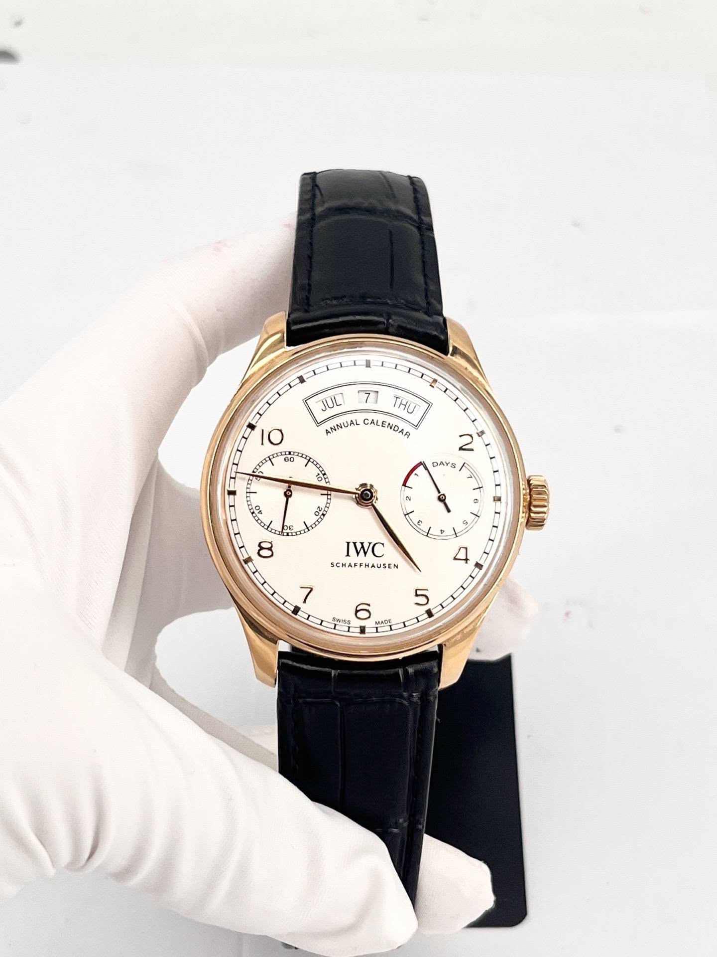 May be an image of wrist watch and text that says 'JUL 77 THUT ANNUAL CALENDAR o 6a T E 0 2 DAYS 5/ កកុង ህ Y 00 o 4 El IWC SCHAFPHAUSEN 5CH MAUSEN 1 អណប 6 5'