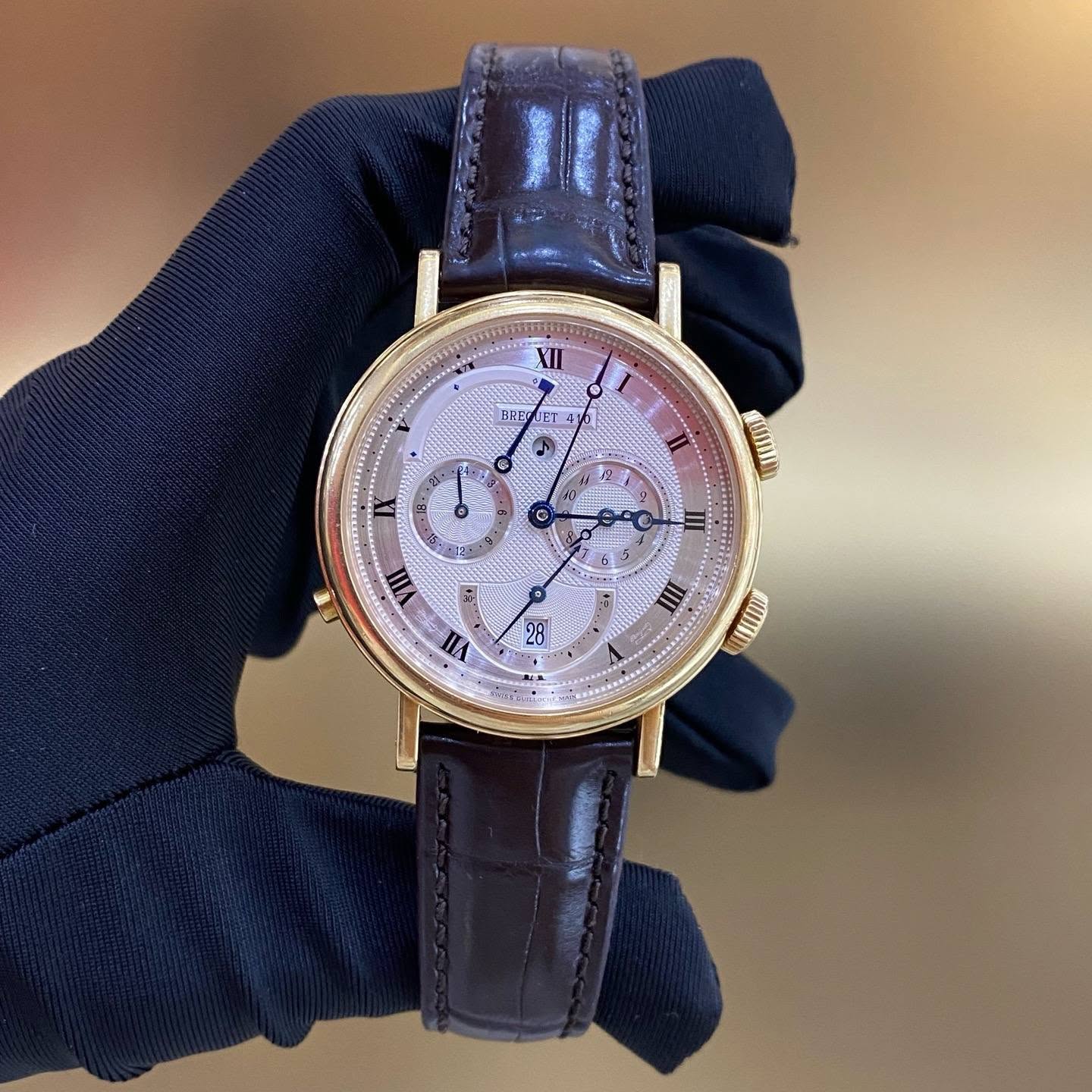 May be an image of wrist watch and text that says '知 DREOT LTE 고 D VIII 코 ΠΑ Mumai 28 E И'