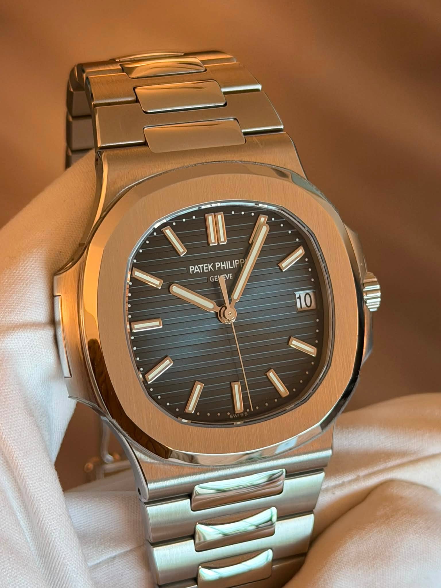 May be an image of wrist watch and text that says 'II PATEK PHILIP PATEKPHILIPE PP GEMEVE 10'
