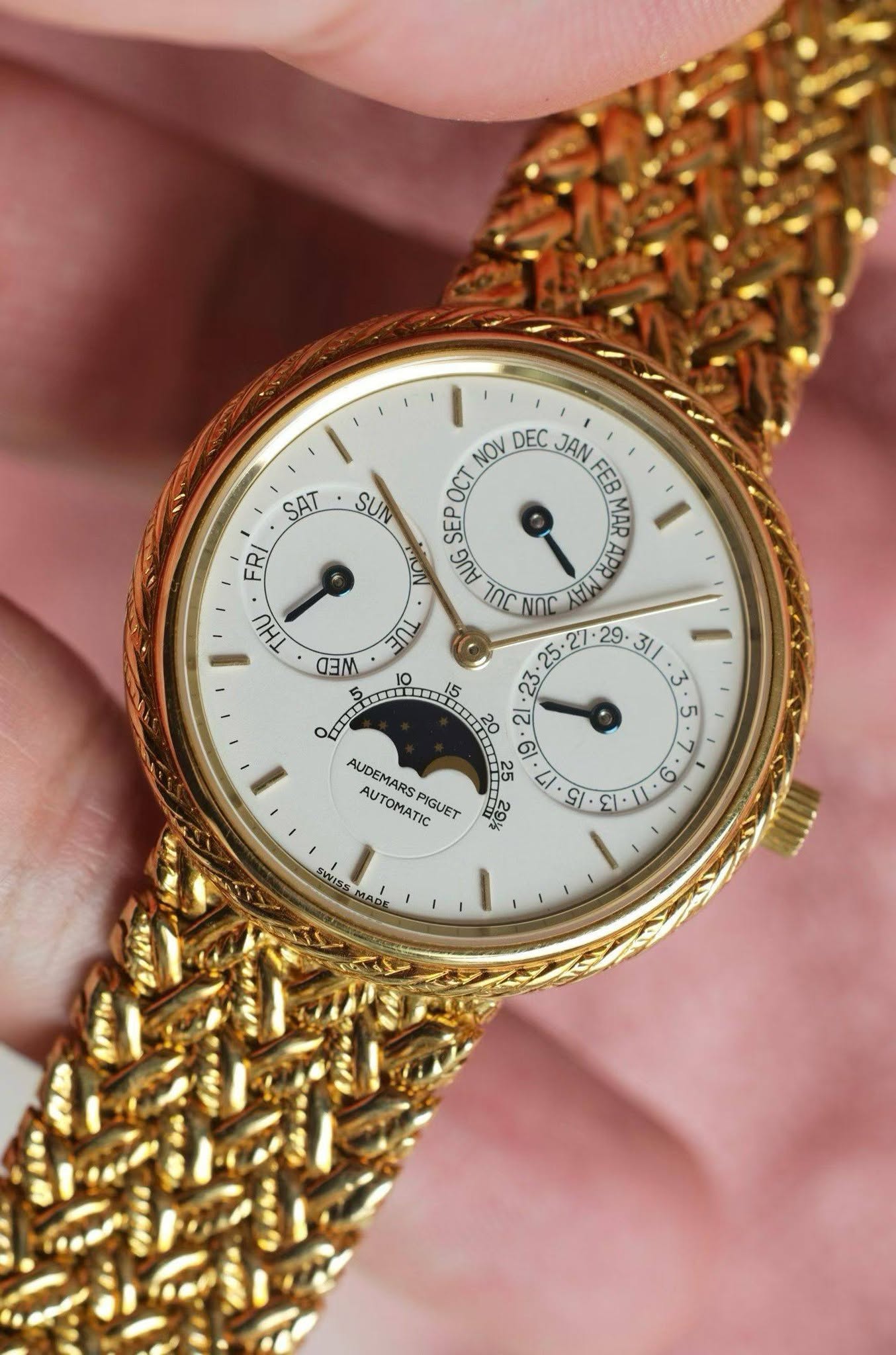 May be an image of wrist watch and text that says 'SUN SAT FR/ ΝΟν DEC DECJAN JAN SEPOCT SEP OCT FER MAR AUG ICN T0CNOL APP D 25 THU WEE 29. 31/ 3 AUDEMARS AUTOMATIC PIGUET 9 و…
