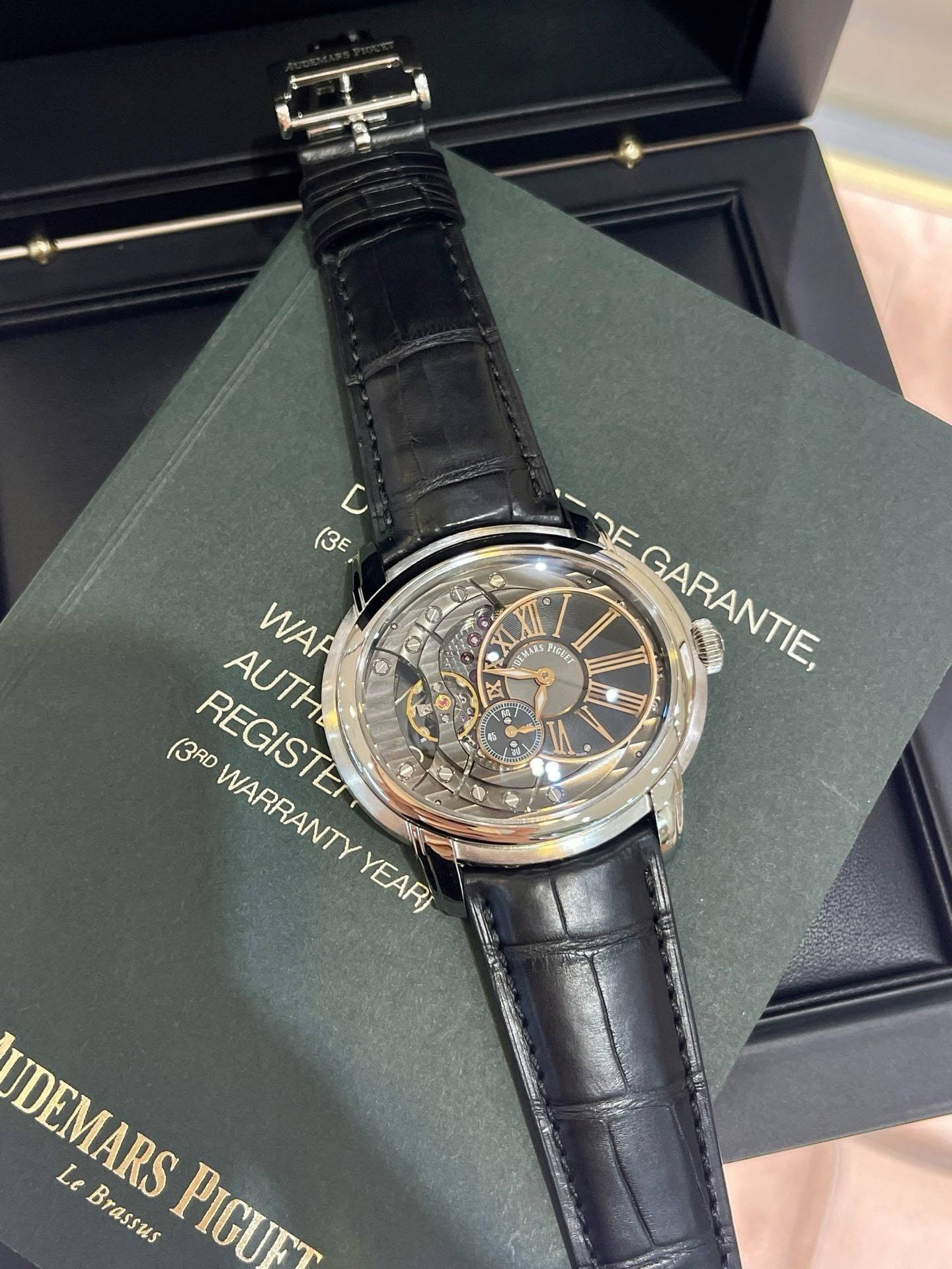 May be an image of wrist watch and text that says 'C (3E FMARS 26EE DEGARANTIE, 以上 (3RD REGISTEI AUTH WAF WARRANTY YEAR IDEMARS UDEMARS -Bya4Ka Brassus PICUET Le'