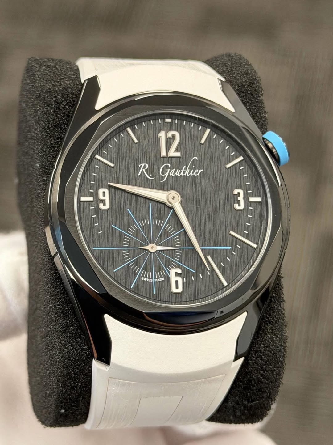 May be an image of wrist watch and text that says 'l 12 R 9 W 3 W W 6'