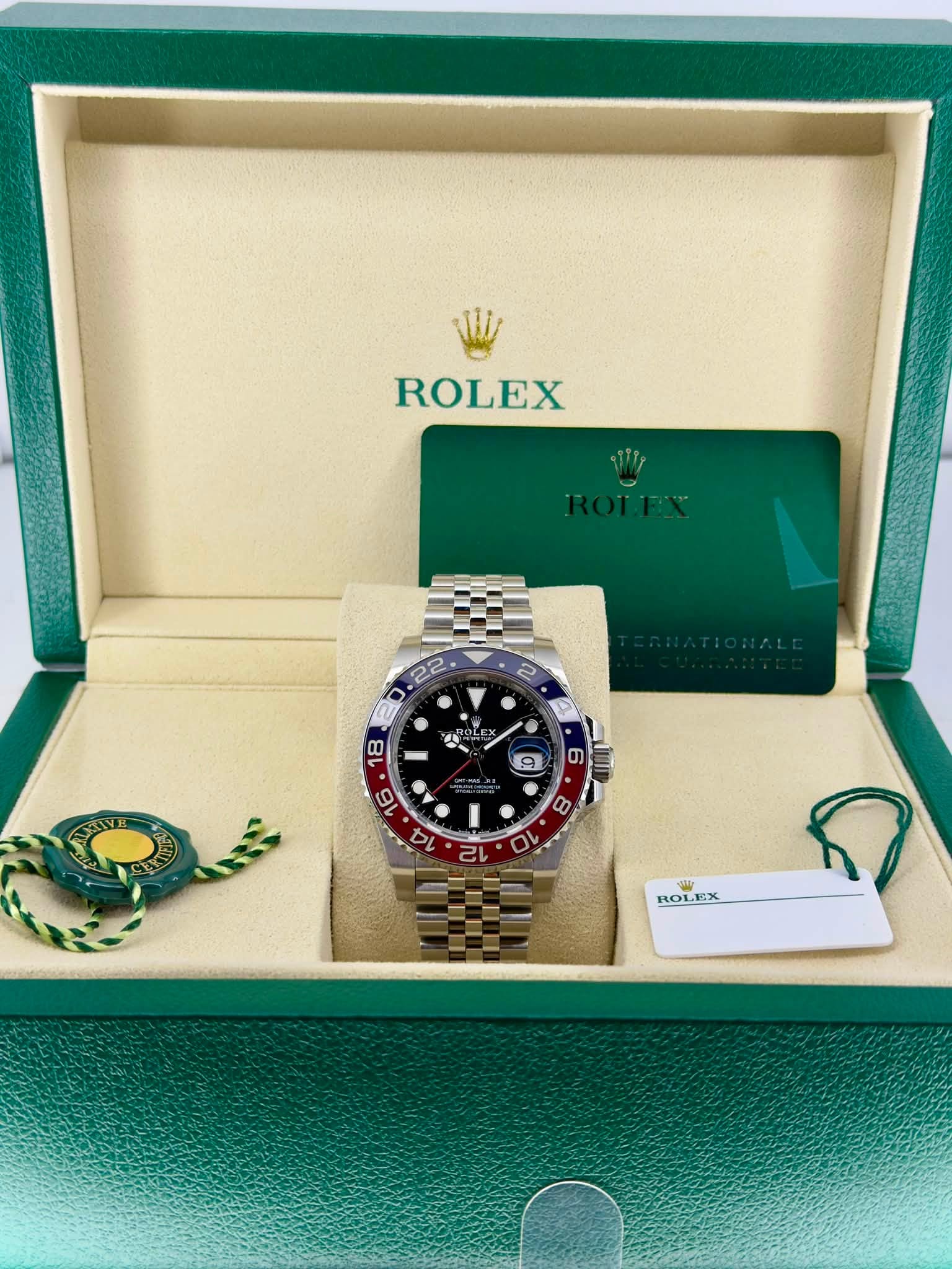 May be an image of wrist watch and text that says 'ROLEX 22 2 酸 ሰጌሎ H レビス M 18 9 9 জ ي श ROLEX'