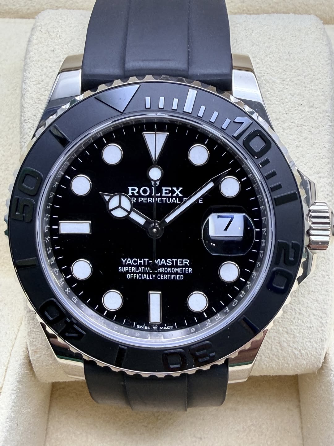 May be an image of wrist watch and text that says 'HOSOO ROLEX PERIETUAL PERI PETUAL E ጎ 단 oP 7 YACHT- MASTER SUPERLATIVL MRONOMETER OFFICIALLYCERTIFIED OFFICIALLY CERTIFIED 나 22 옷…